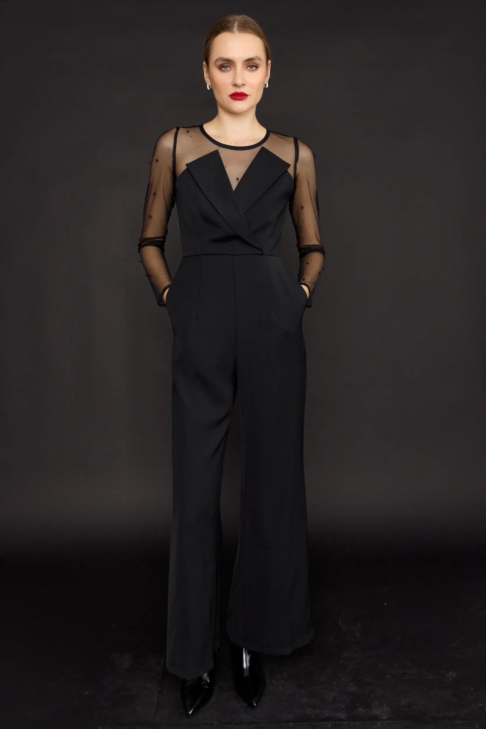 אוברול צווארון ופנינים