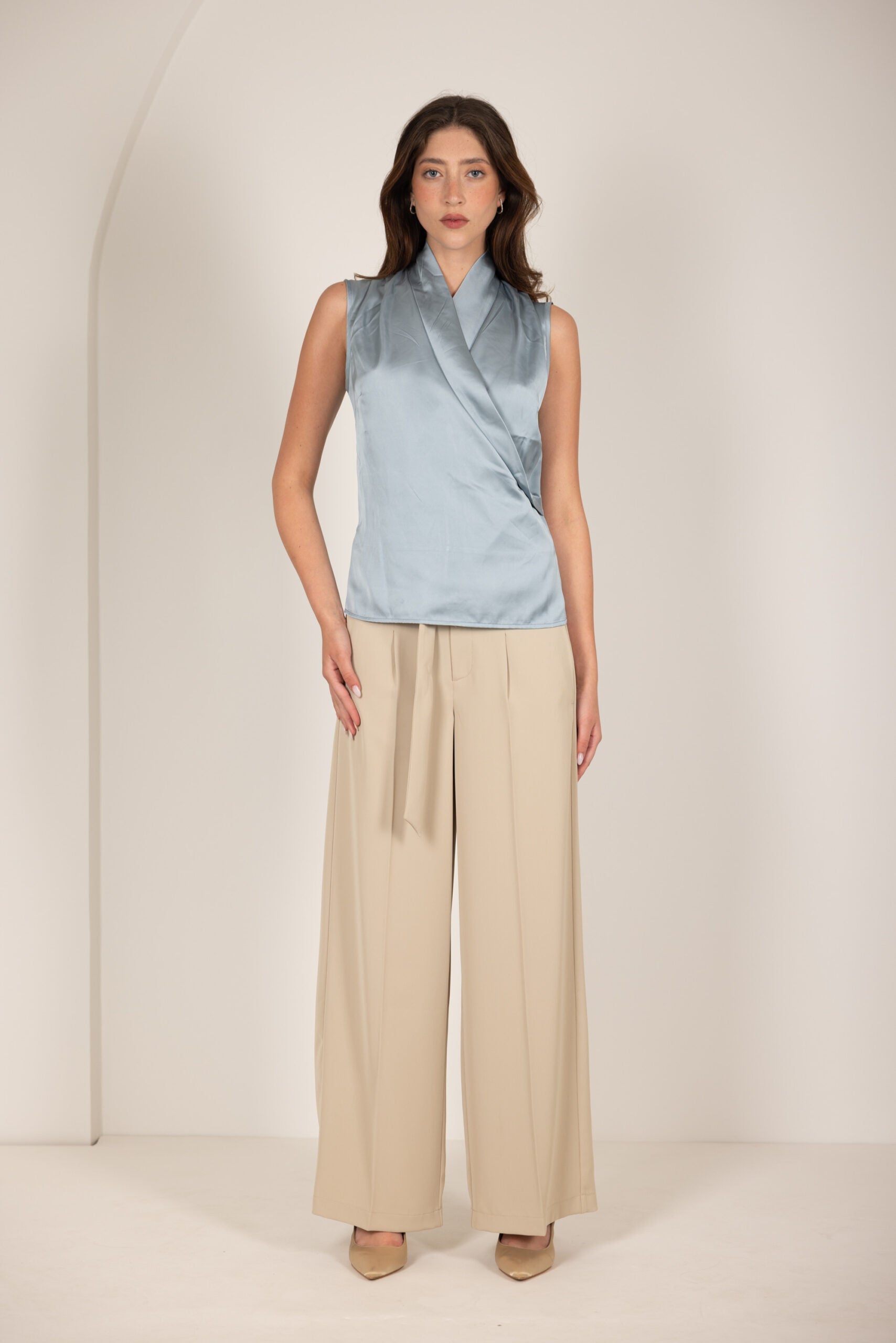 טופ סאטן מעטפת ללא שרוול