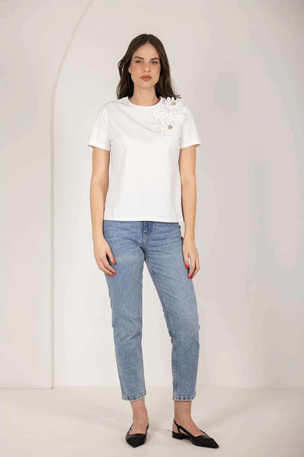 טי שירט פרחים בכתף