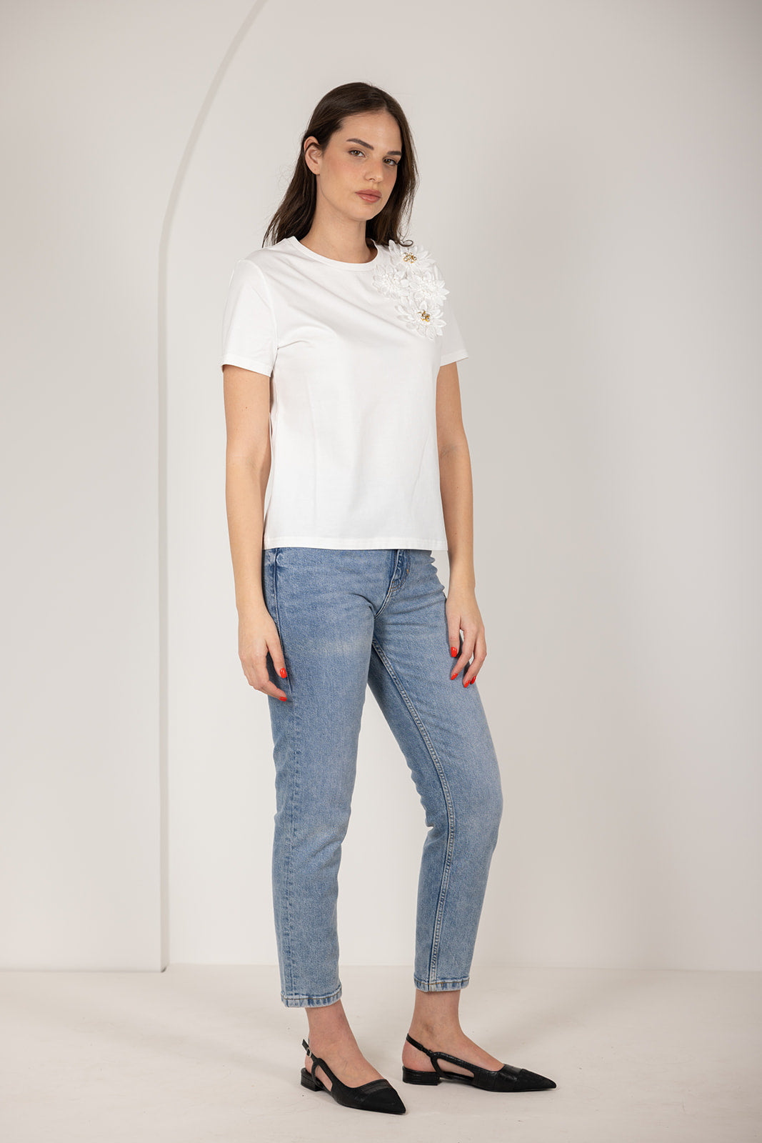 טי שירט פרחים בכתף