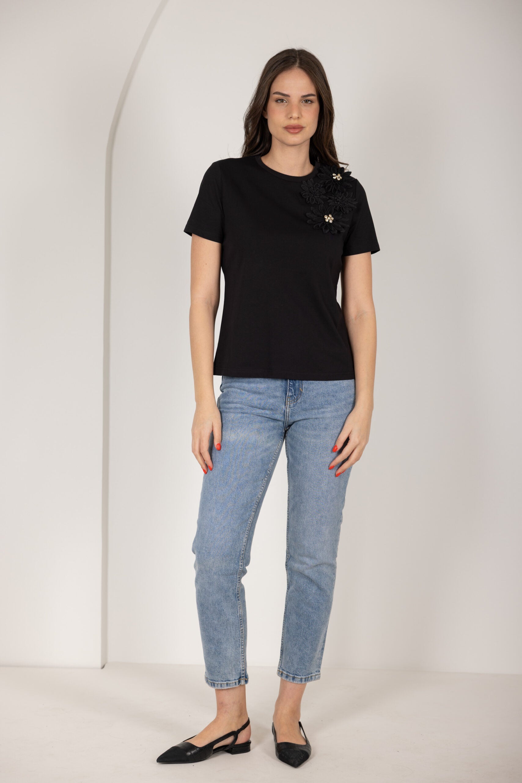 טי שירט פרחים בכתף