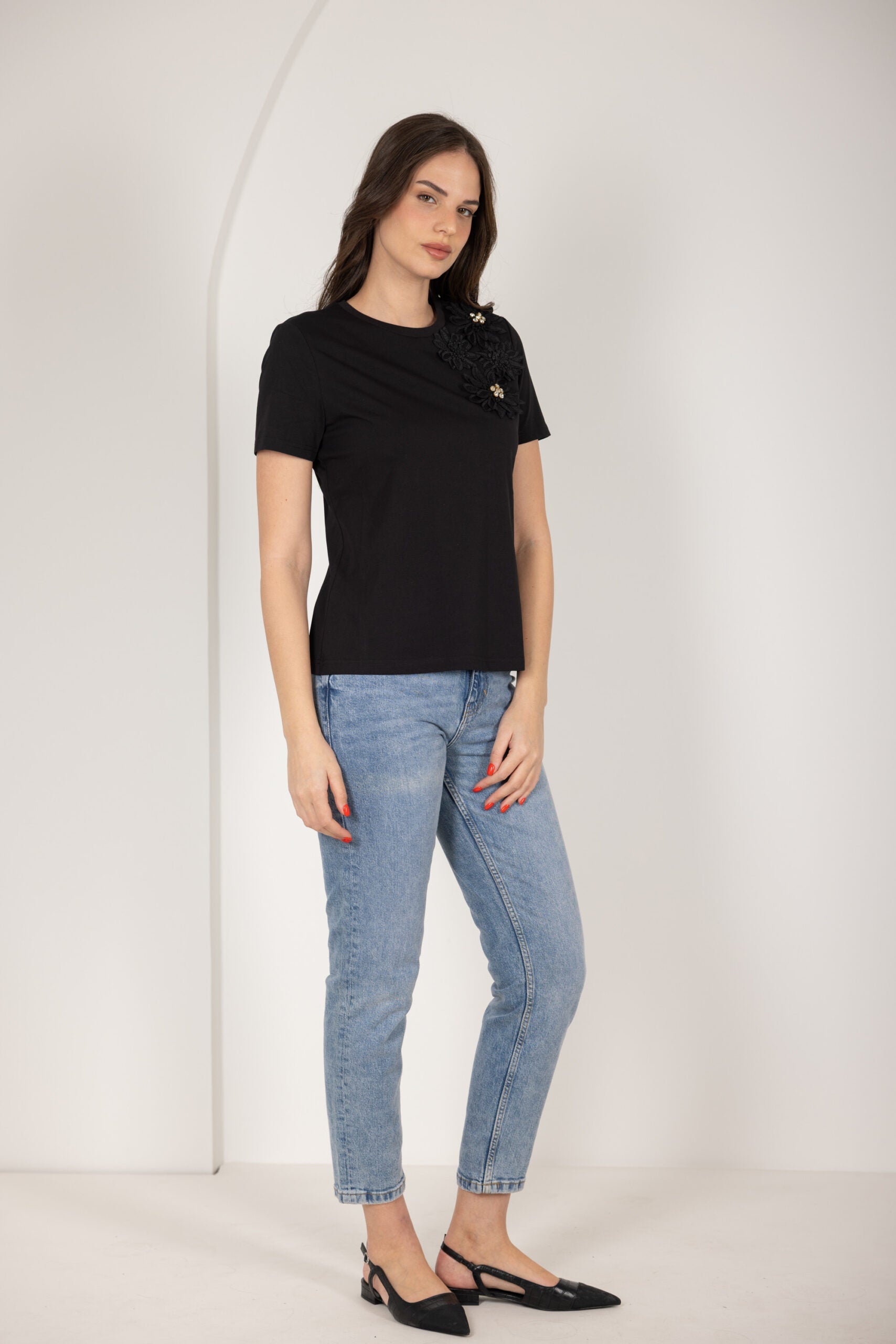 טי שירט פרחים בכתף