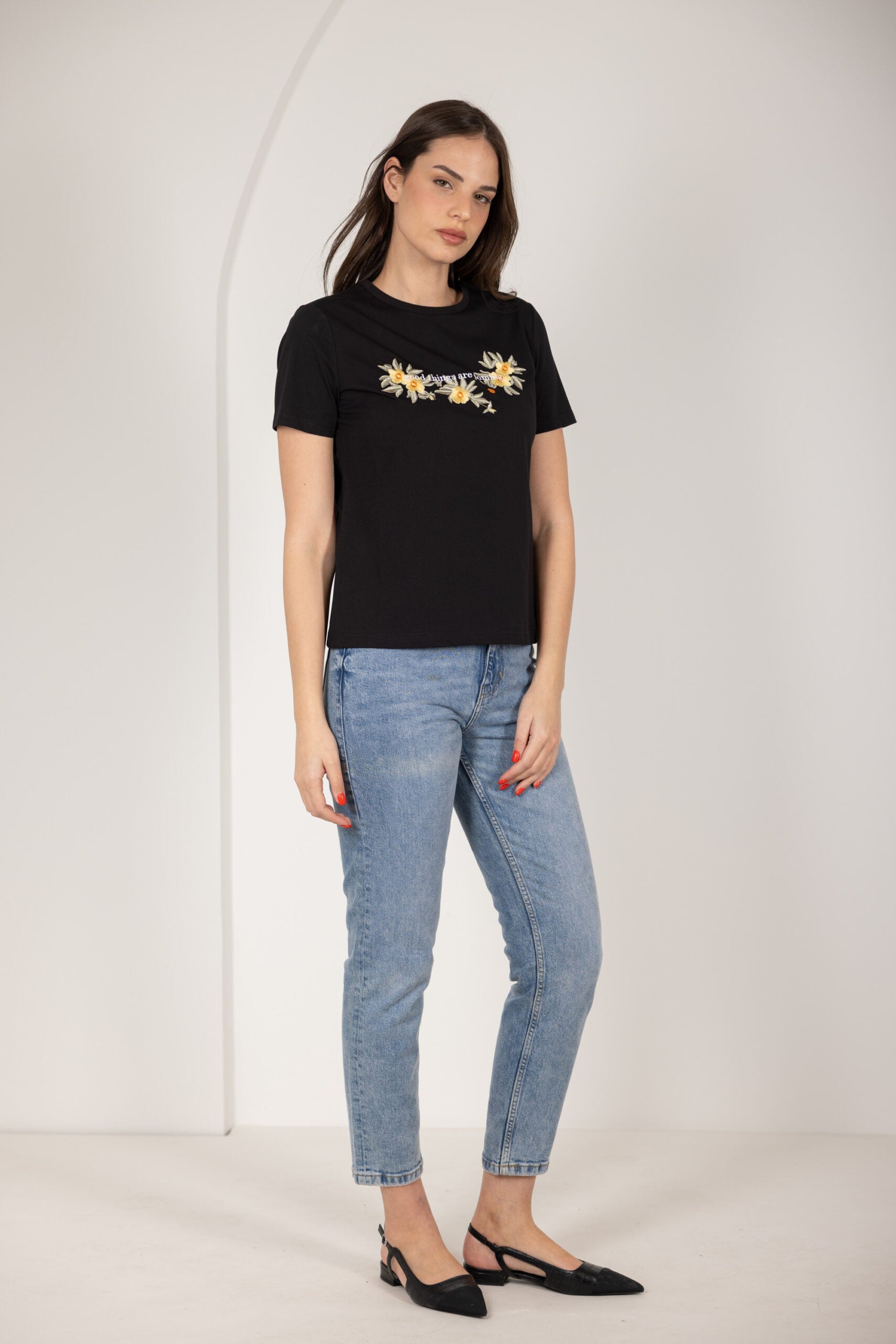 טי שירט רקמת פרחים וכיתוב