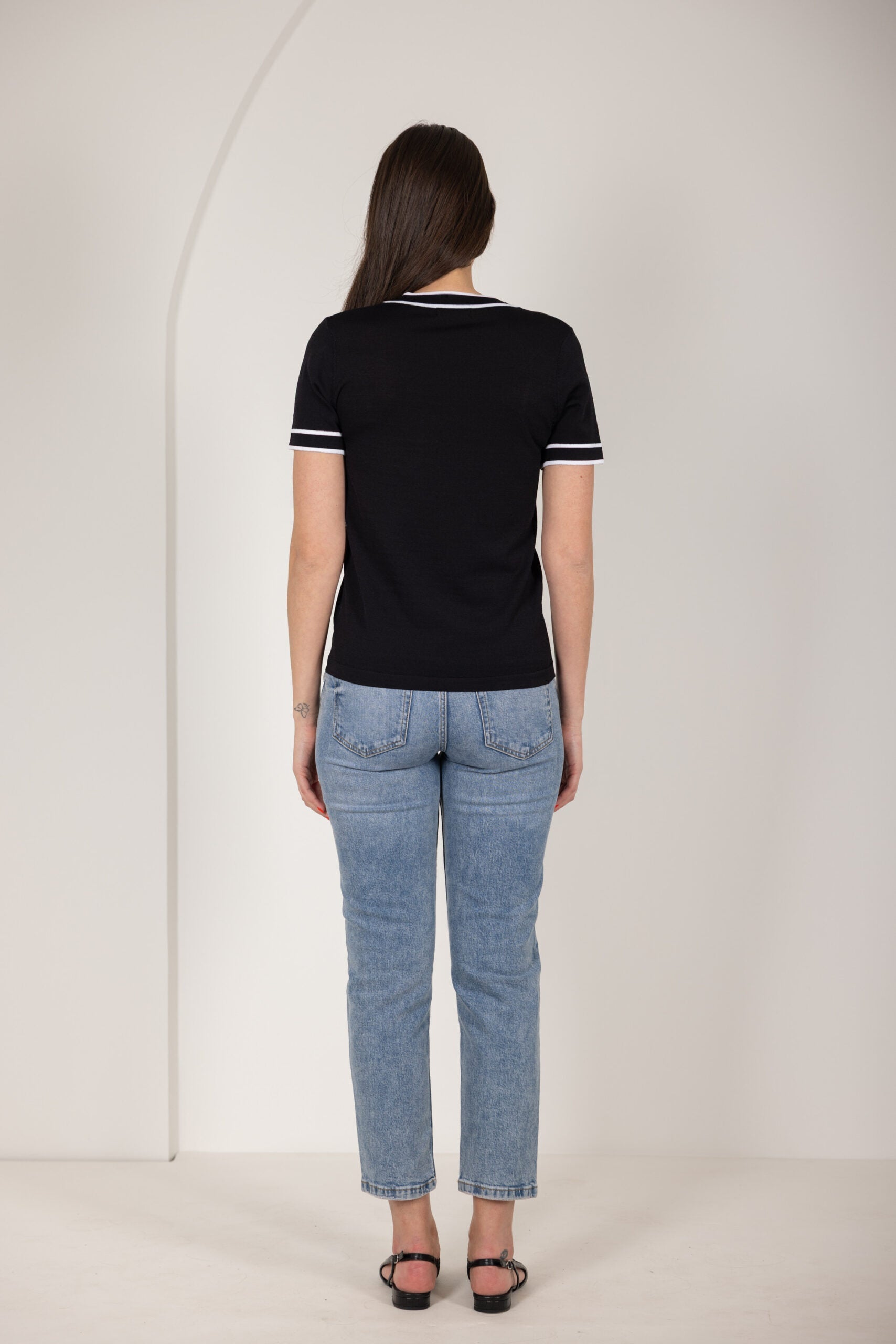 סריג וי עם עניבה