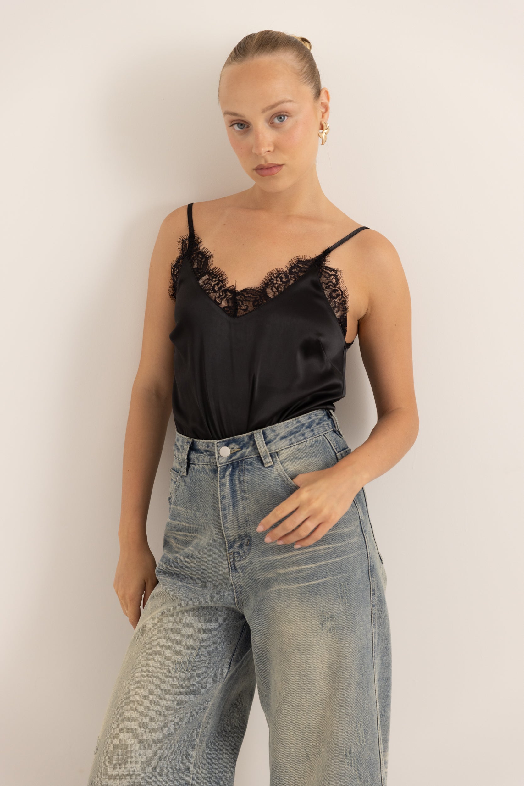 גופיה מחשוף תחרה