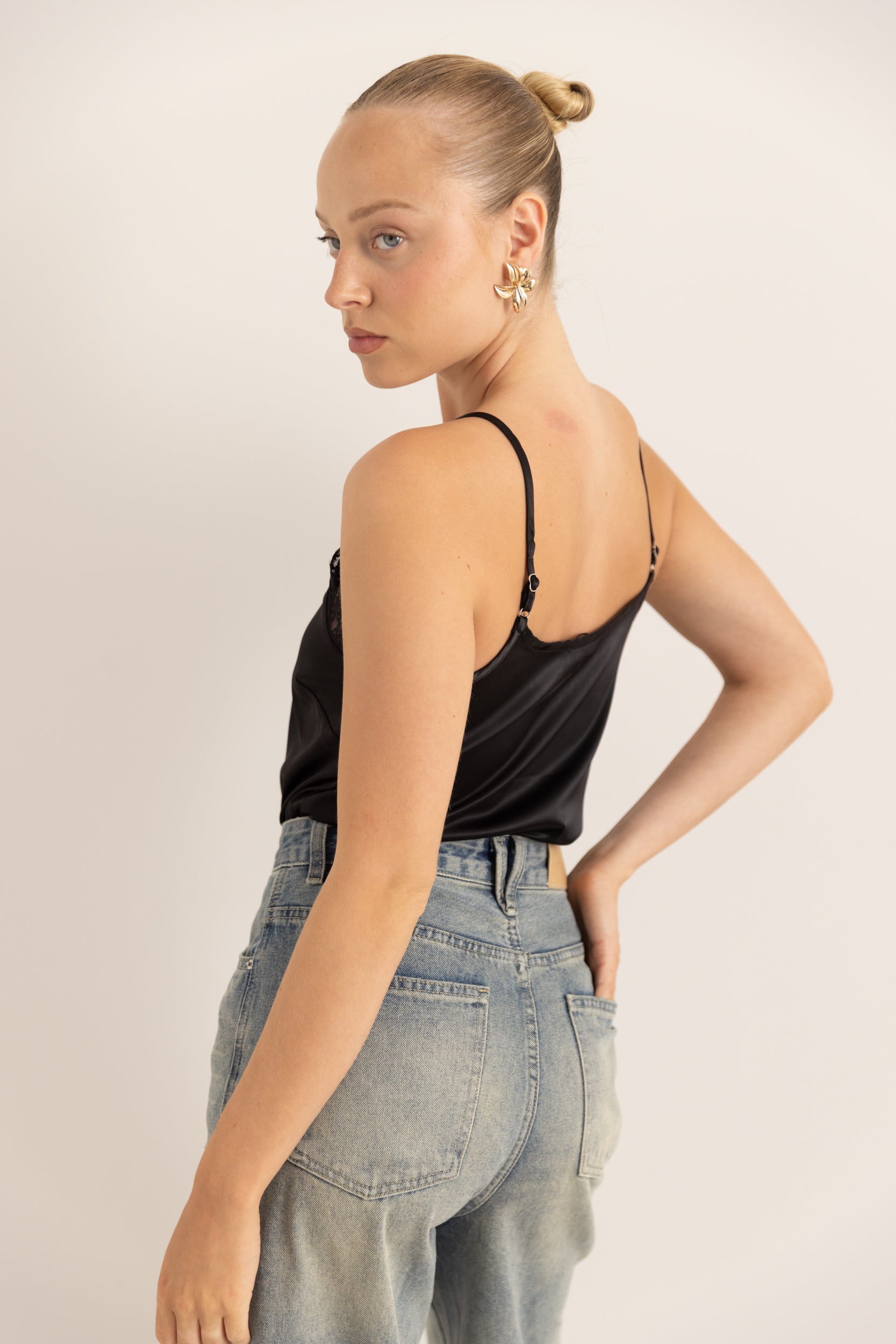 גופיה מחשוף תחרה