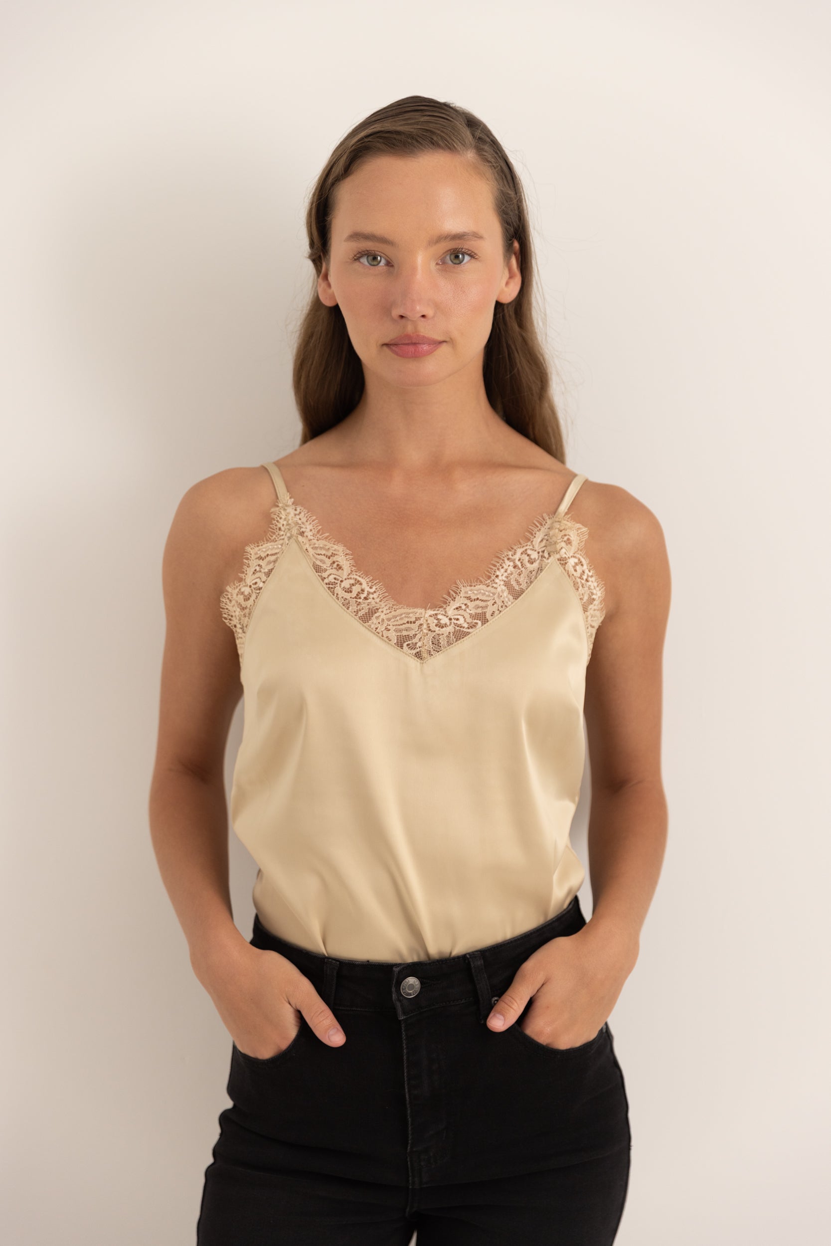 גופיה מחשוף תחרה