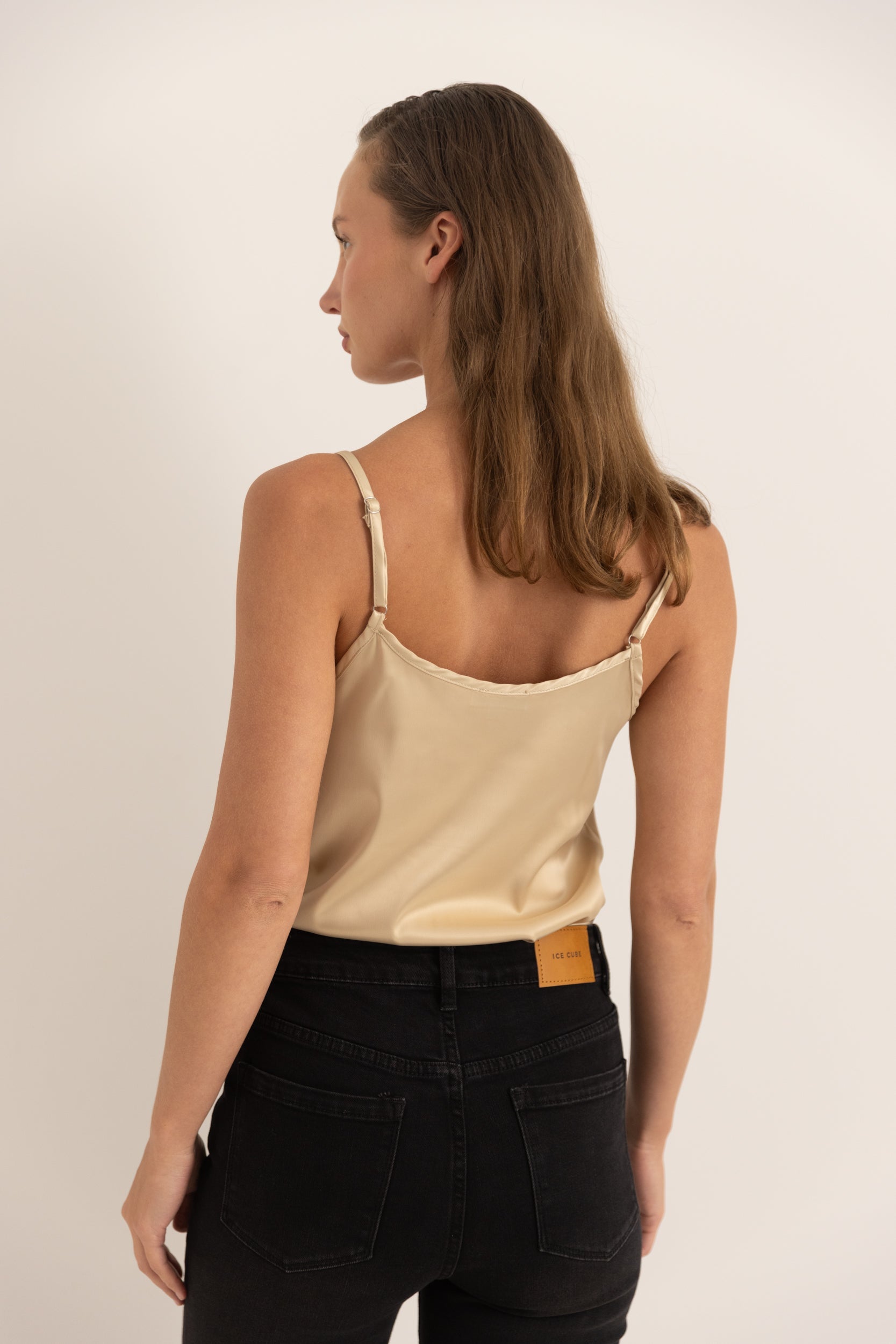 גופיה מחשוף תחרה