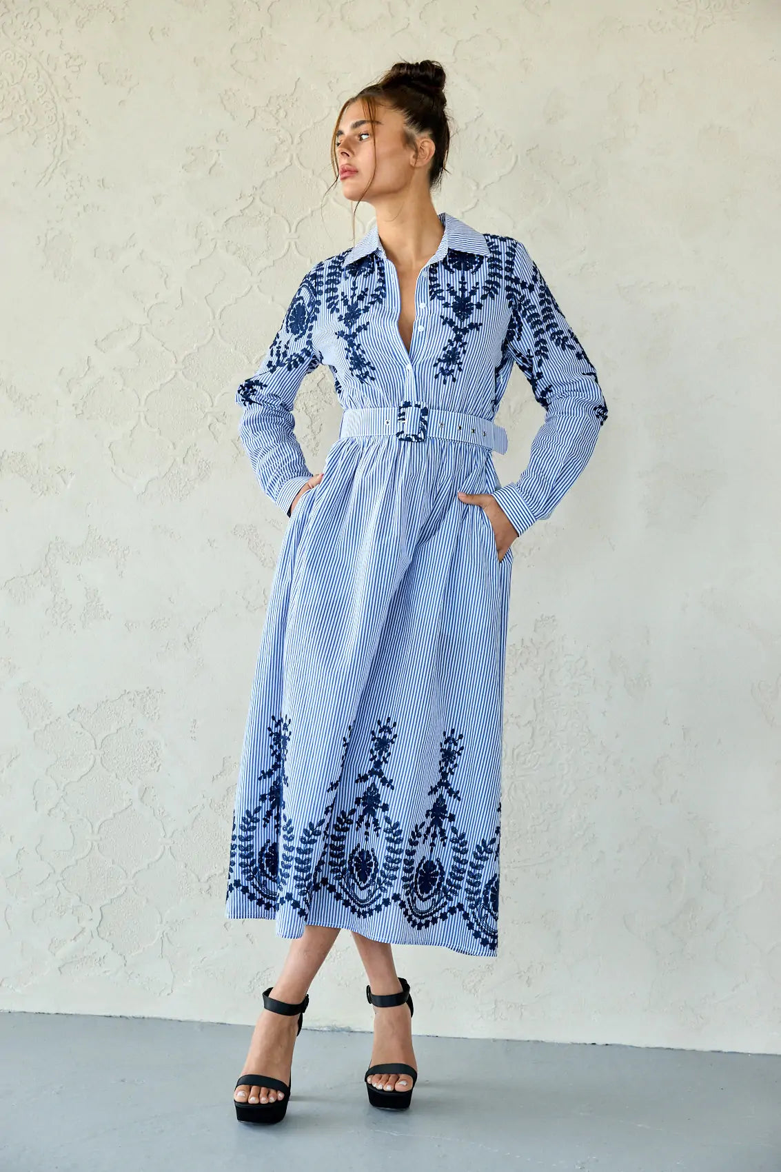 שמלת פסים עם רקמה