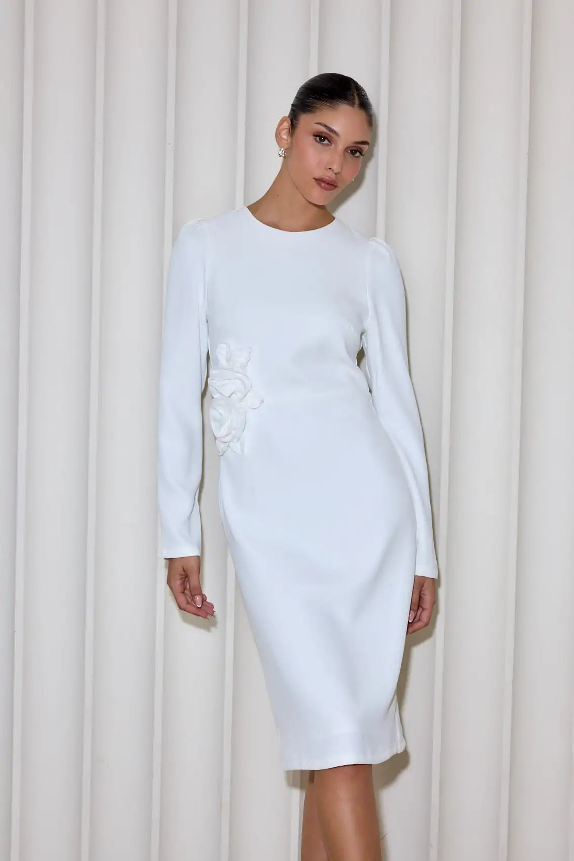 שמלה עם פרח במותן