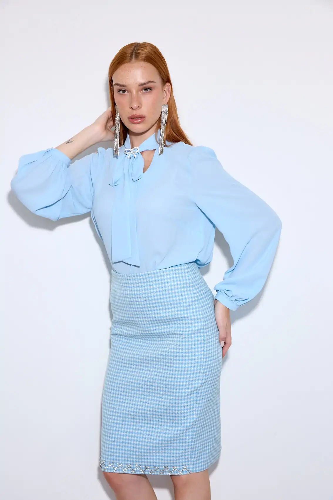 חולצה צווארון קשירה וסיכה