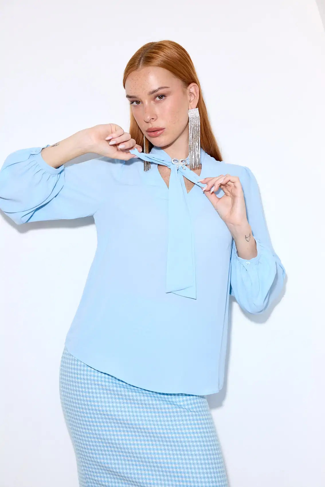 חולצה צווארון קשירה וסיכה