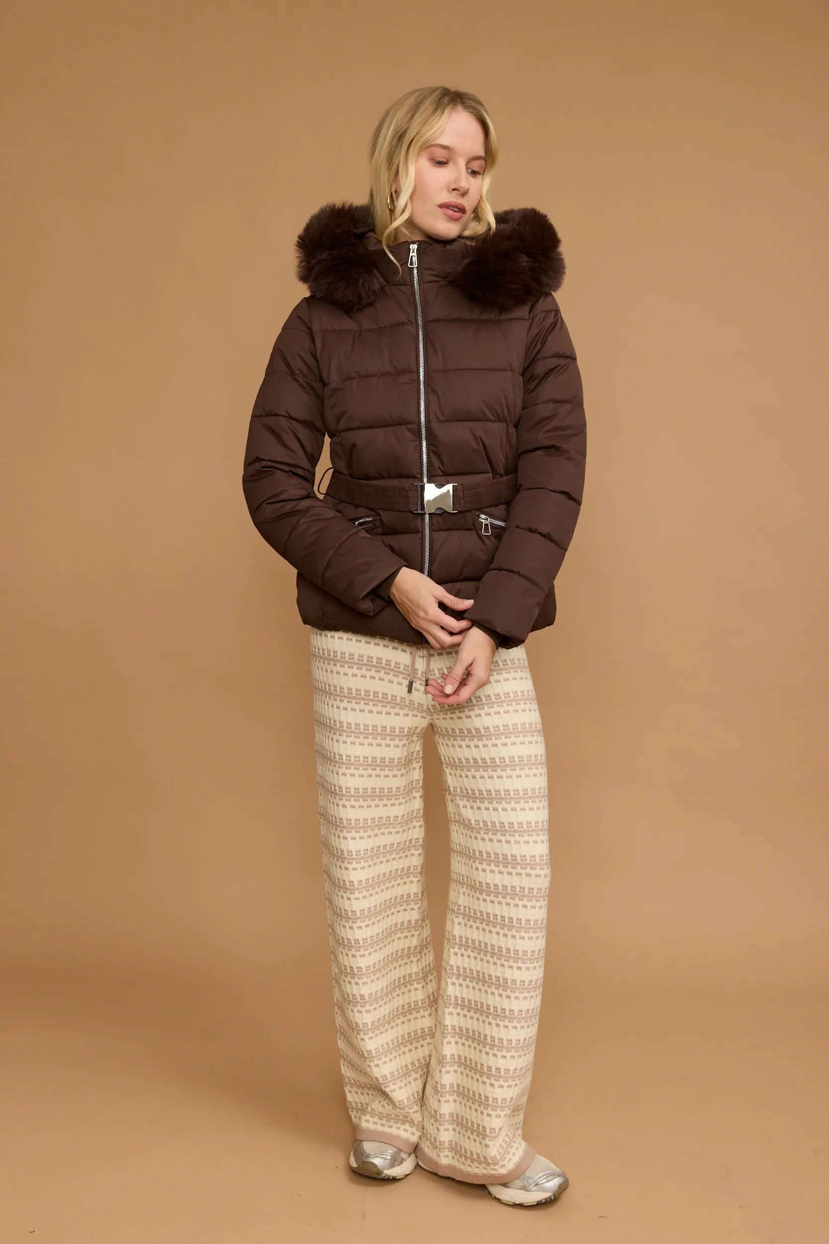 מעיל סקי קצר כובע פרוותי