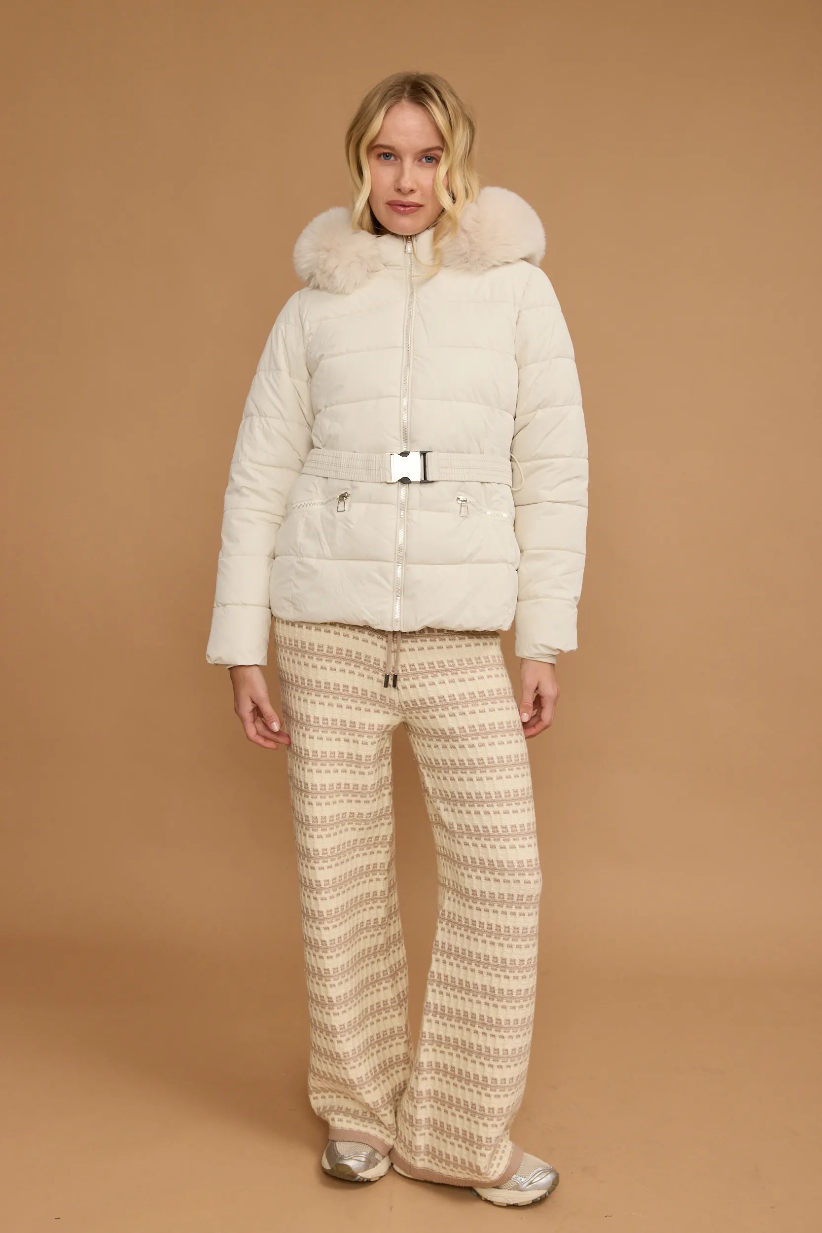 מעיל סקי קצר כובע פרוותי