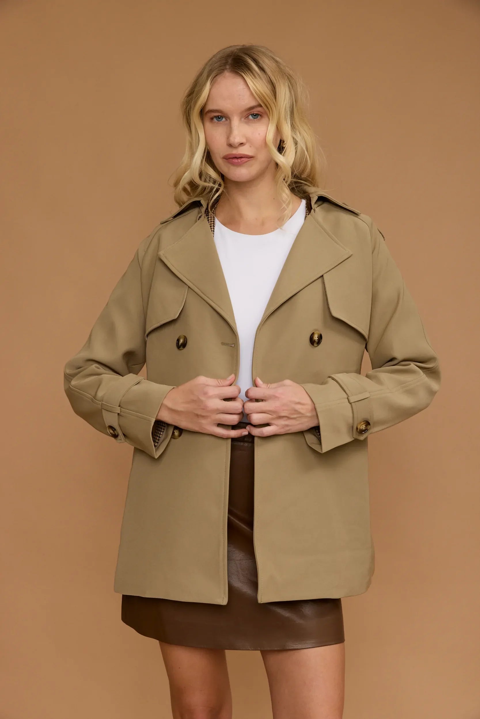 מעיל טרנץ' קצר