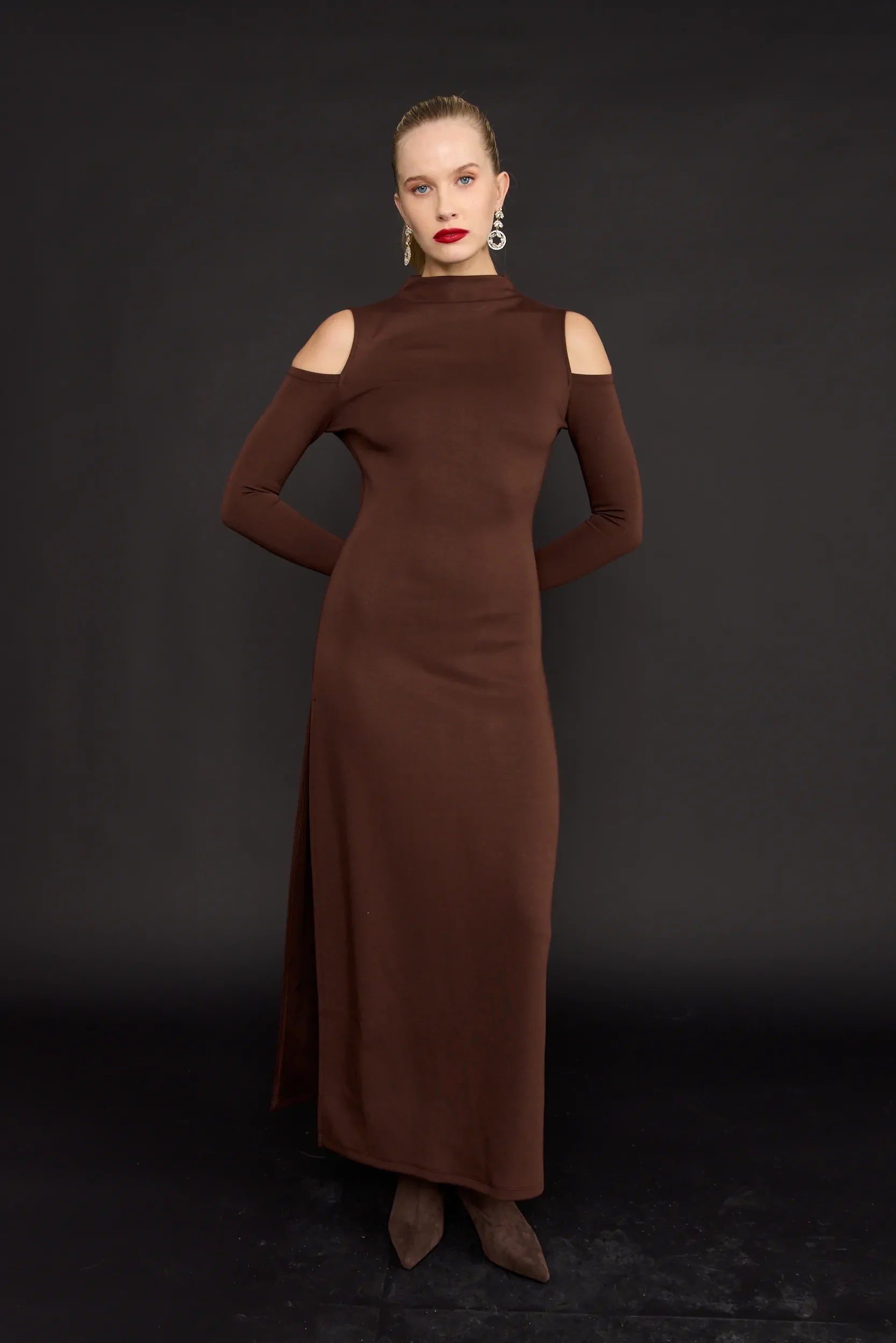 שמלת מקסי פתחים בכתף