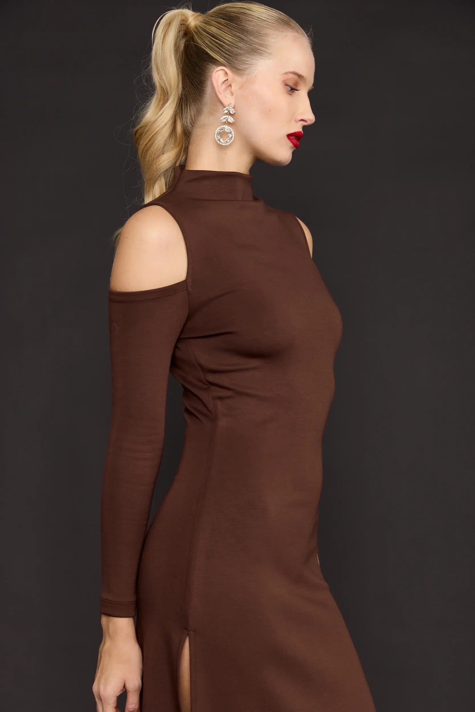 שמלת מקסי פתחים בכתף