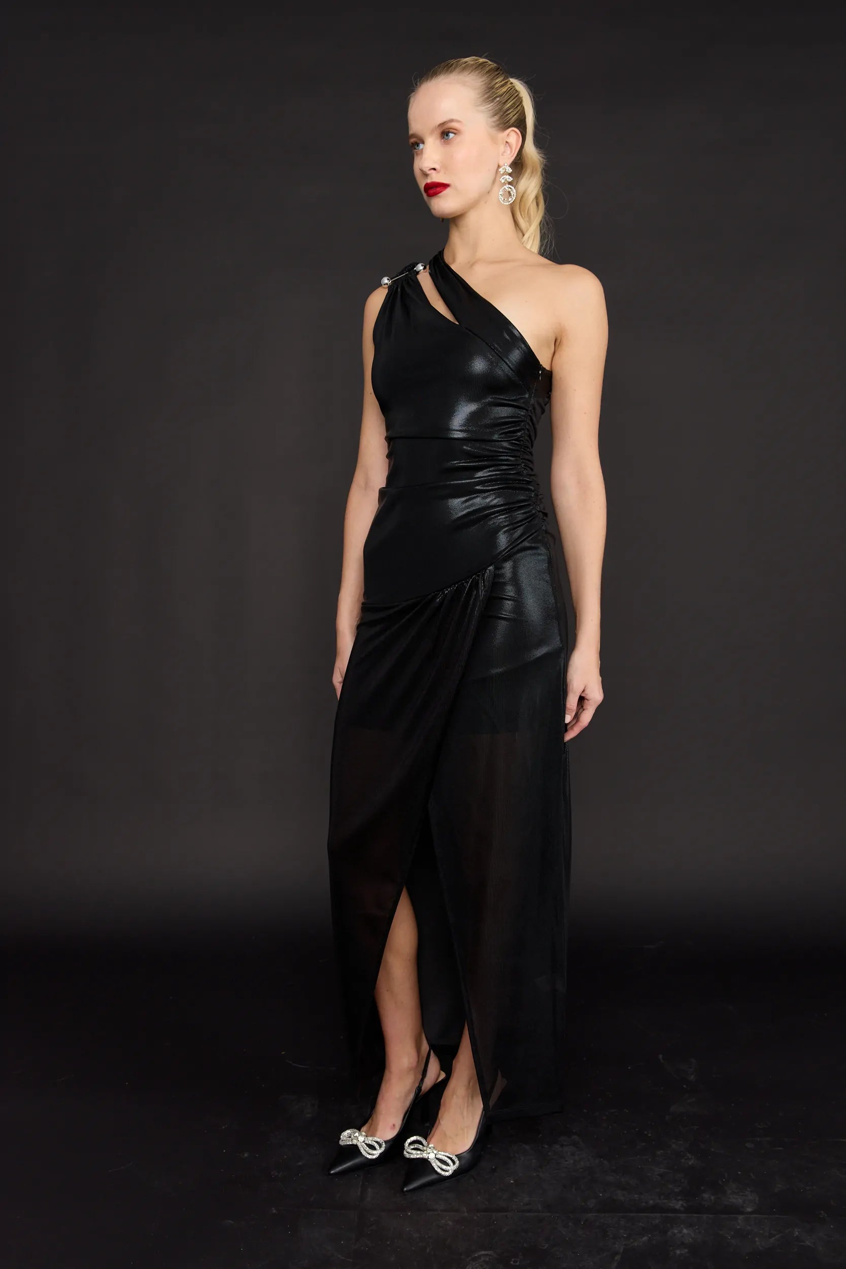 שמלת מקסי מנצנצת כתפיה