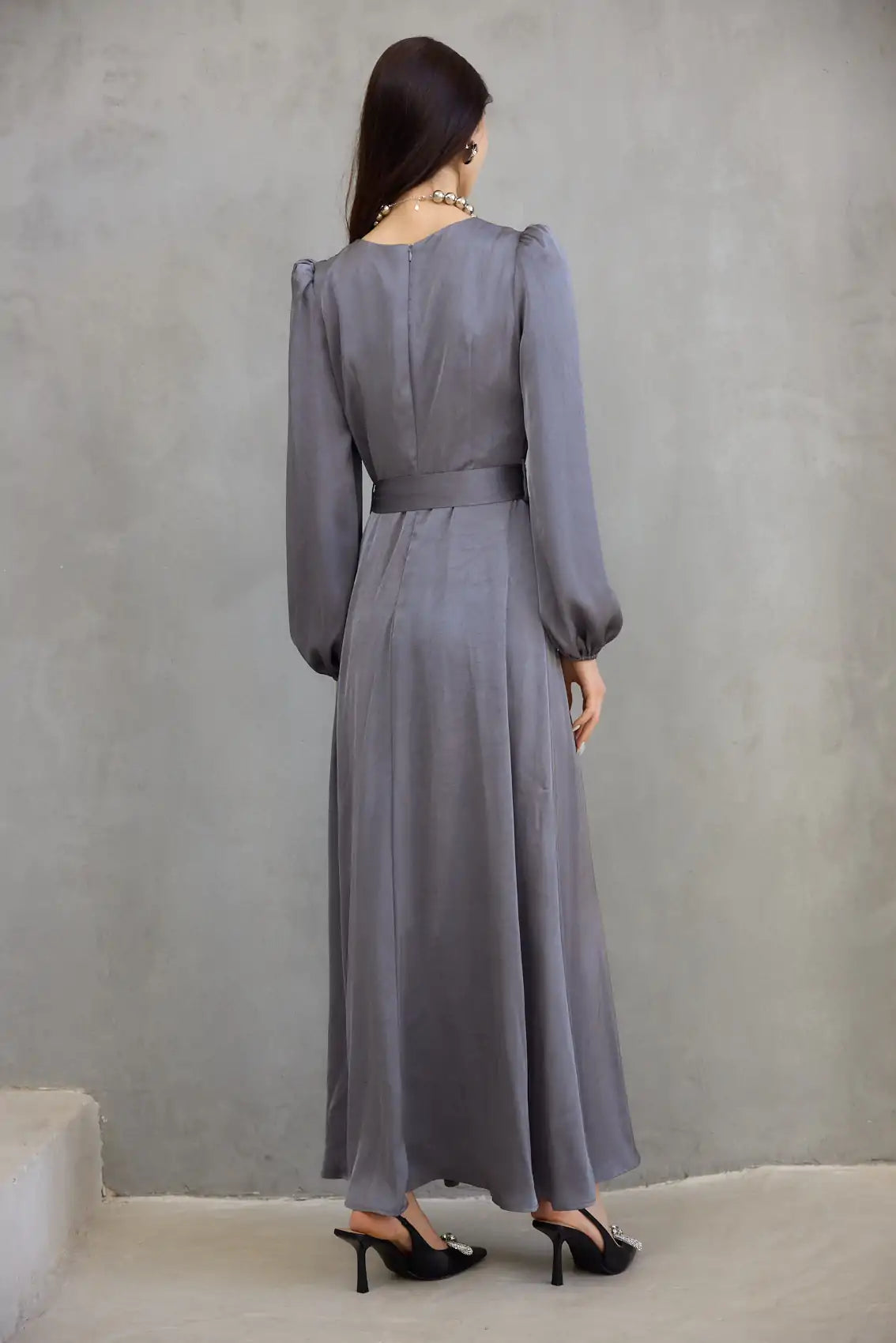 שמלת סאטן מקסי עם כפתרה