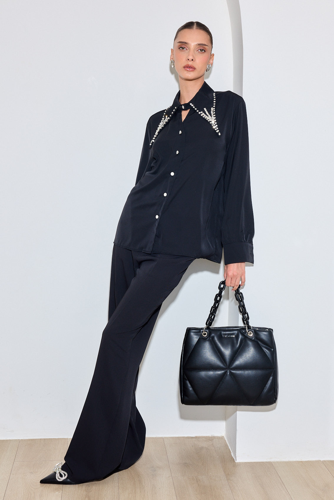 חולצה עם צווארון יהלומים