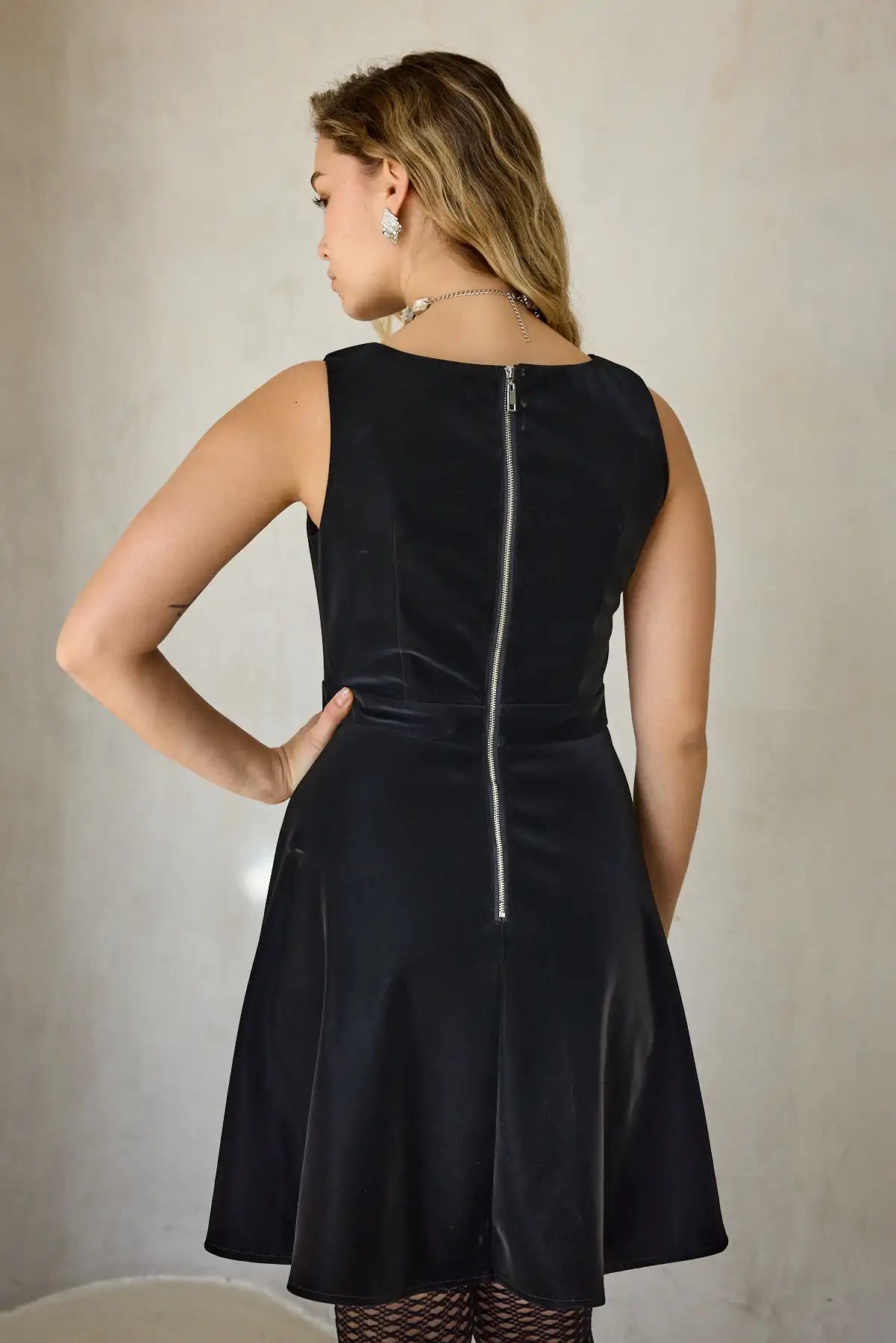 שמלת דמוי עור ללא שרוול