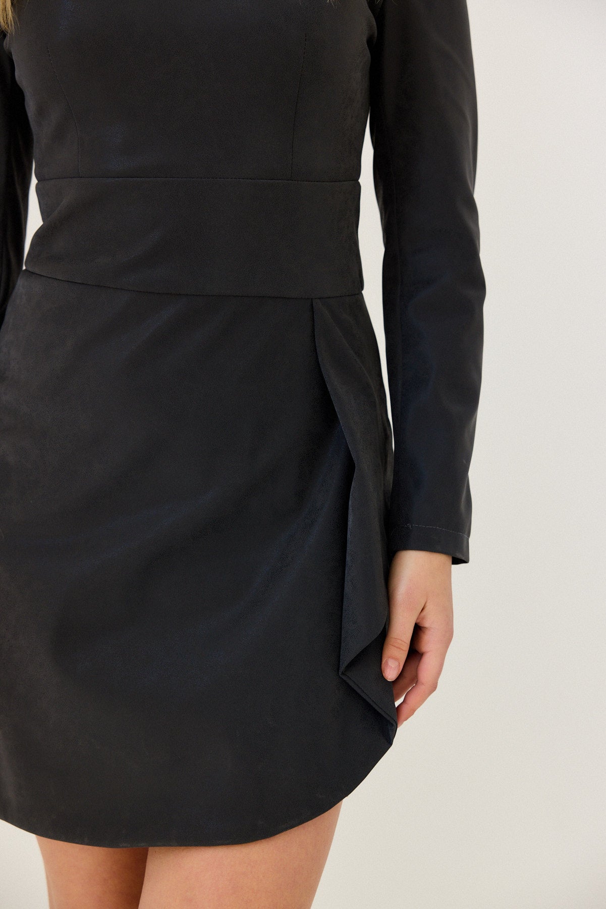 שמלת דמוי עור עם קפלים