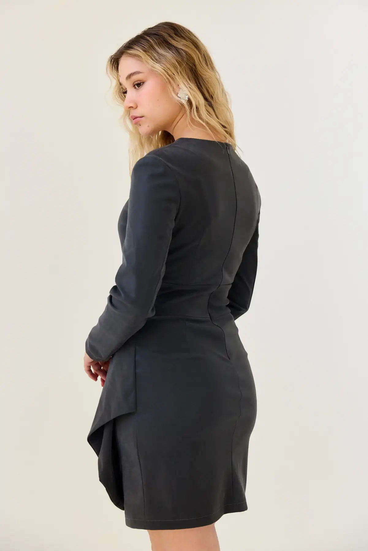 שמלת דמוי עור עם קפלים