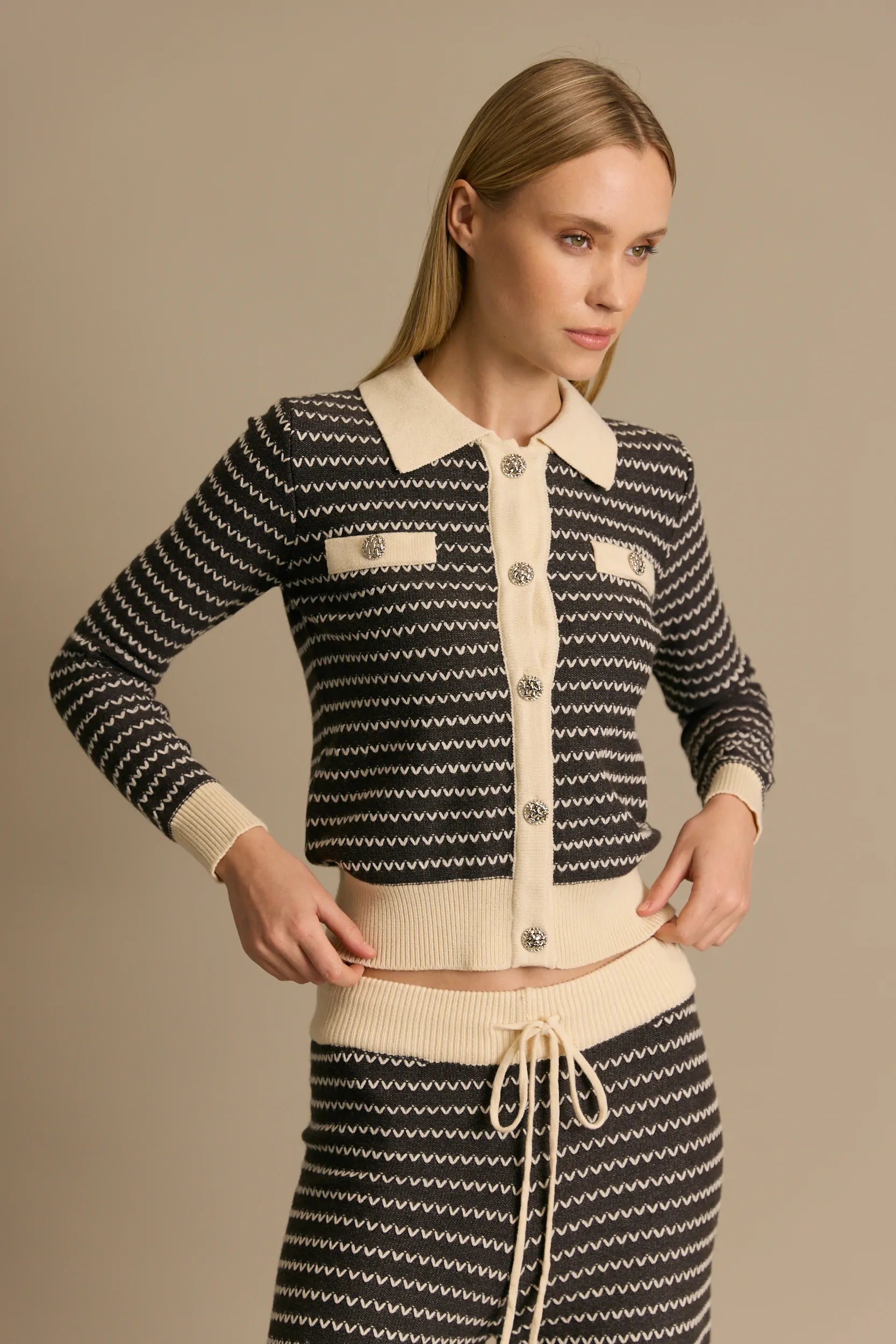 חוצלת חליפת סריג פסים