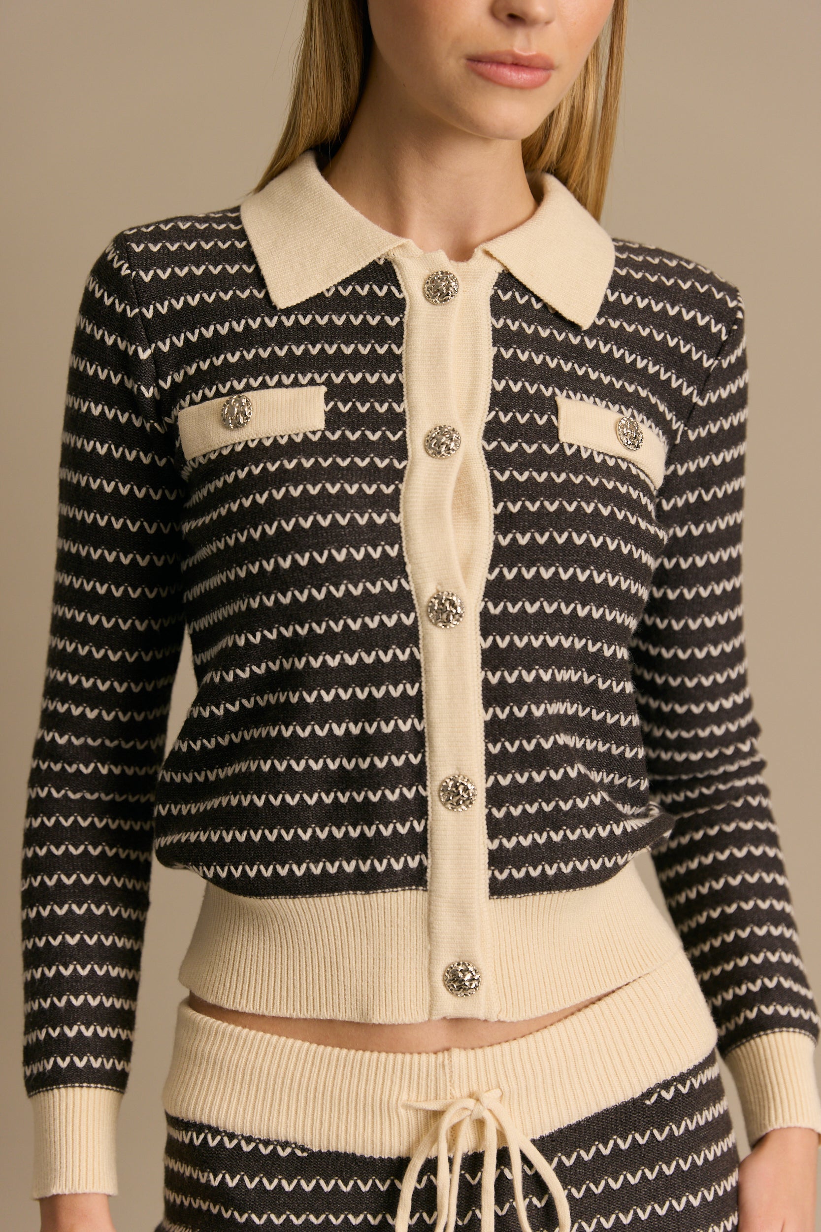 חוצלת חליפת סריג פסים