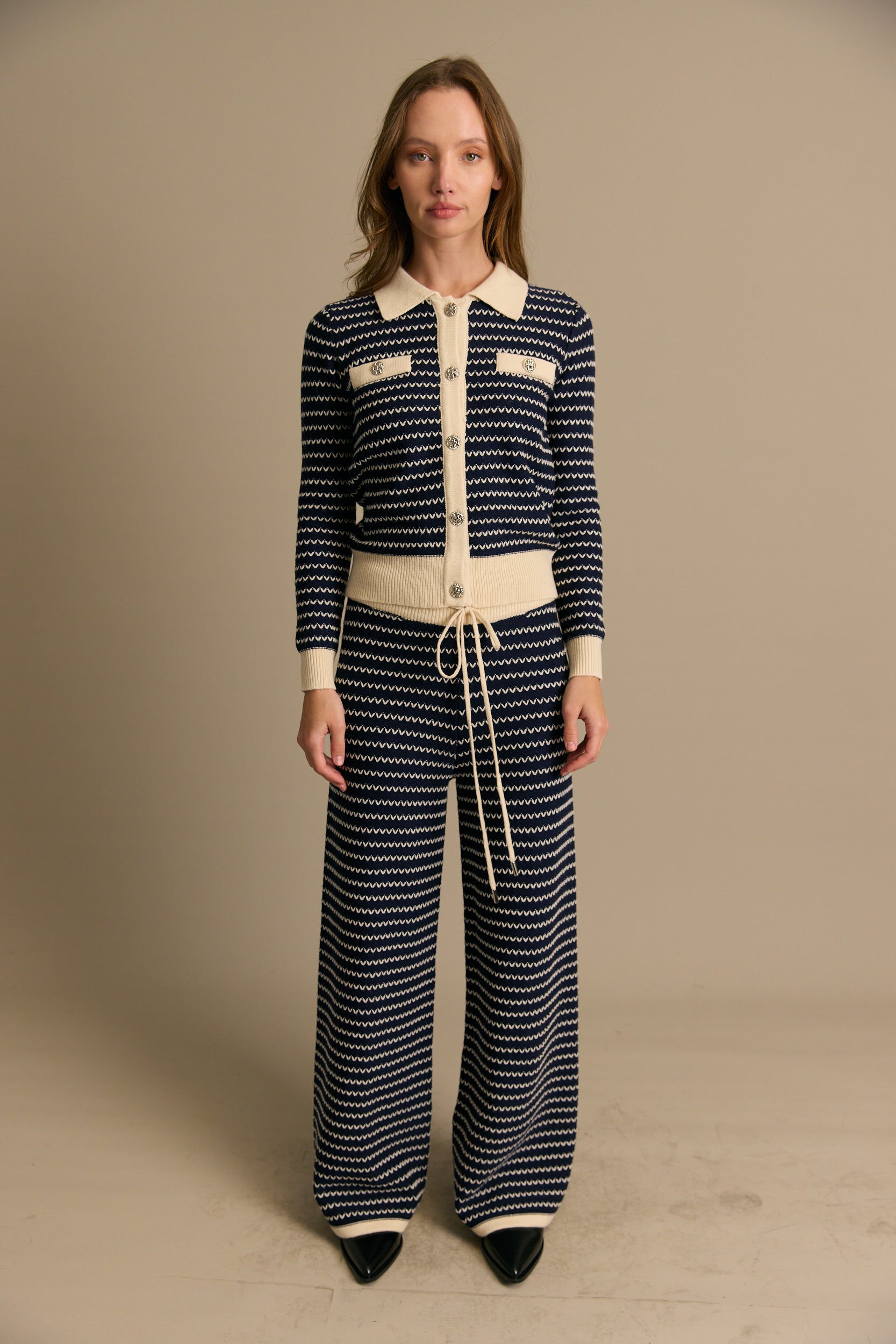 חוצלת חליפת סריג פסים