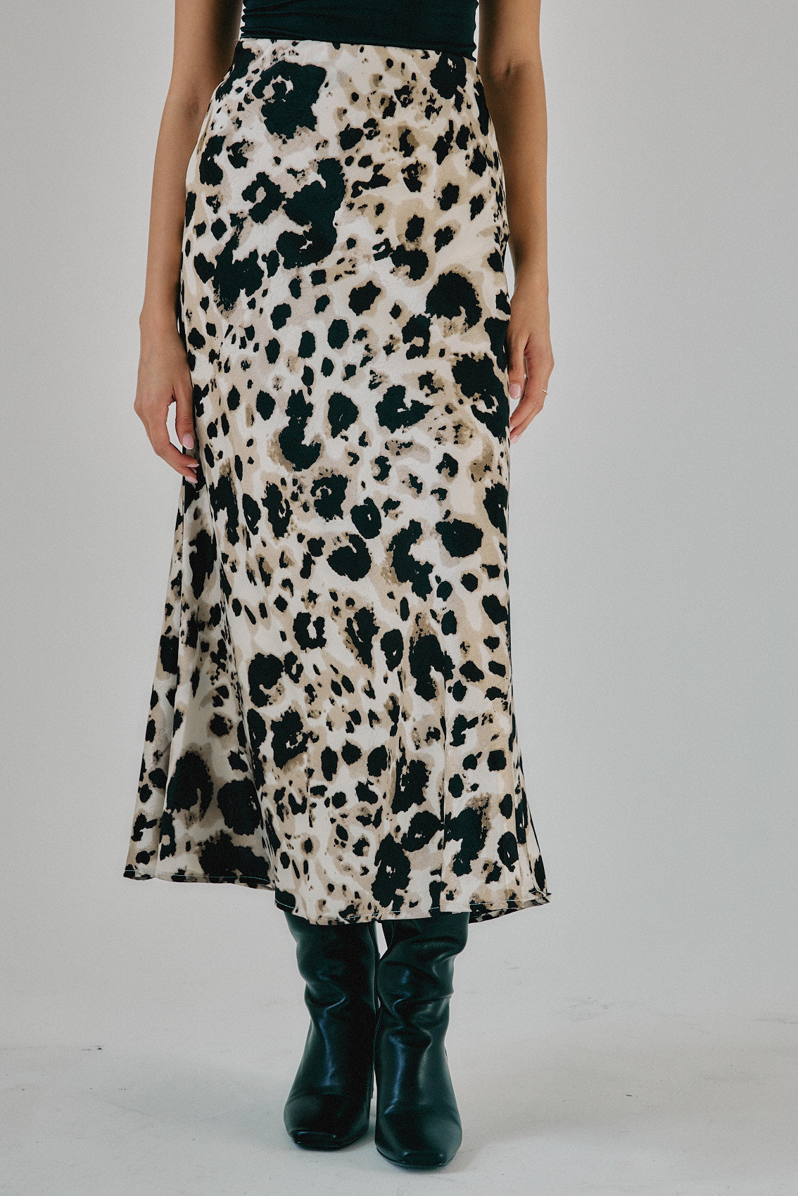 חצאית סאטן מידי