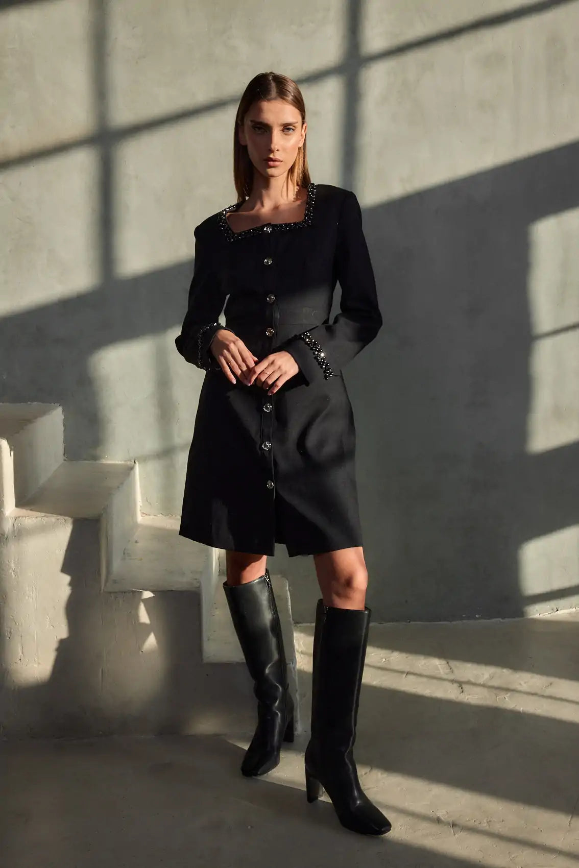 שמלת כפתורים מחשוף פנינים