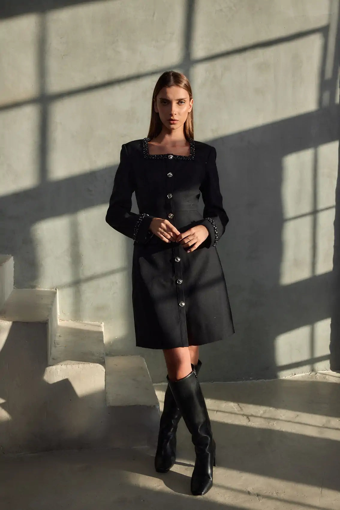 שמלת כפתורים מחשוף פנינים