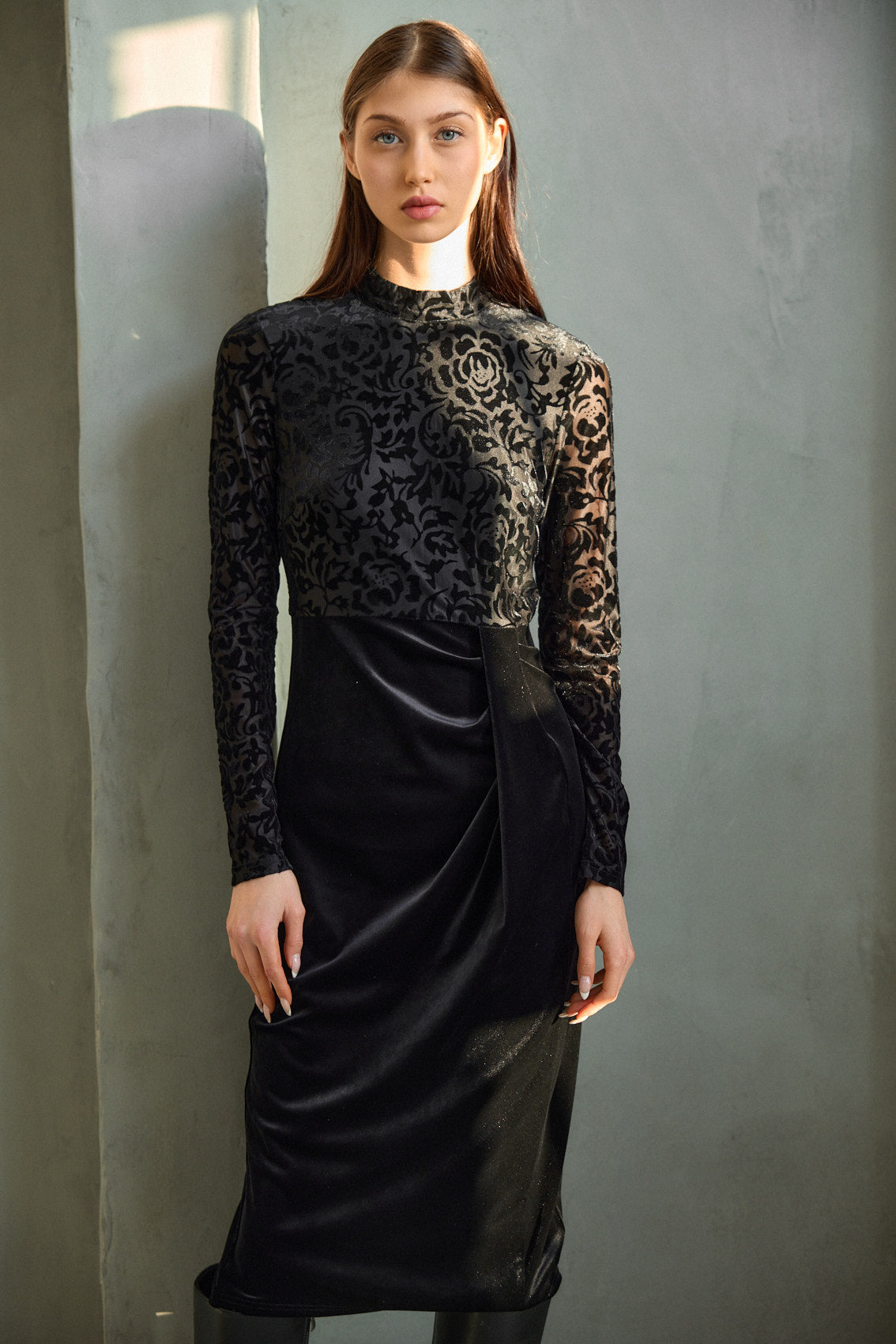 שמלת קטיפה שילוב עיטורים