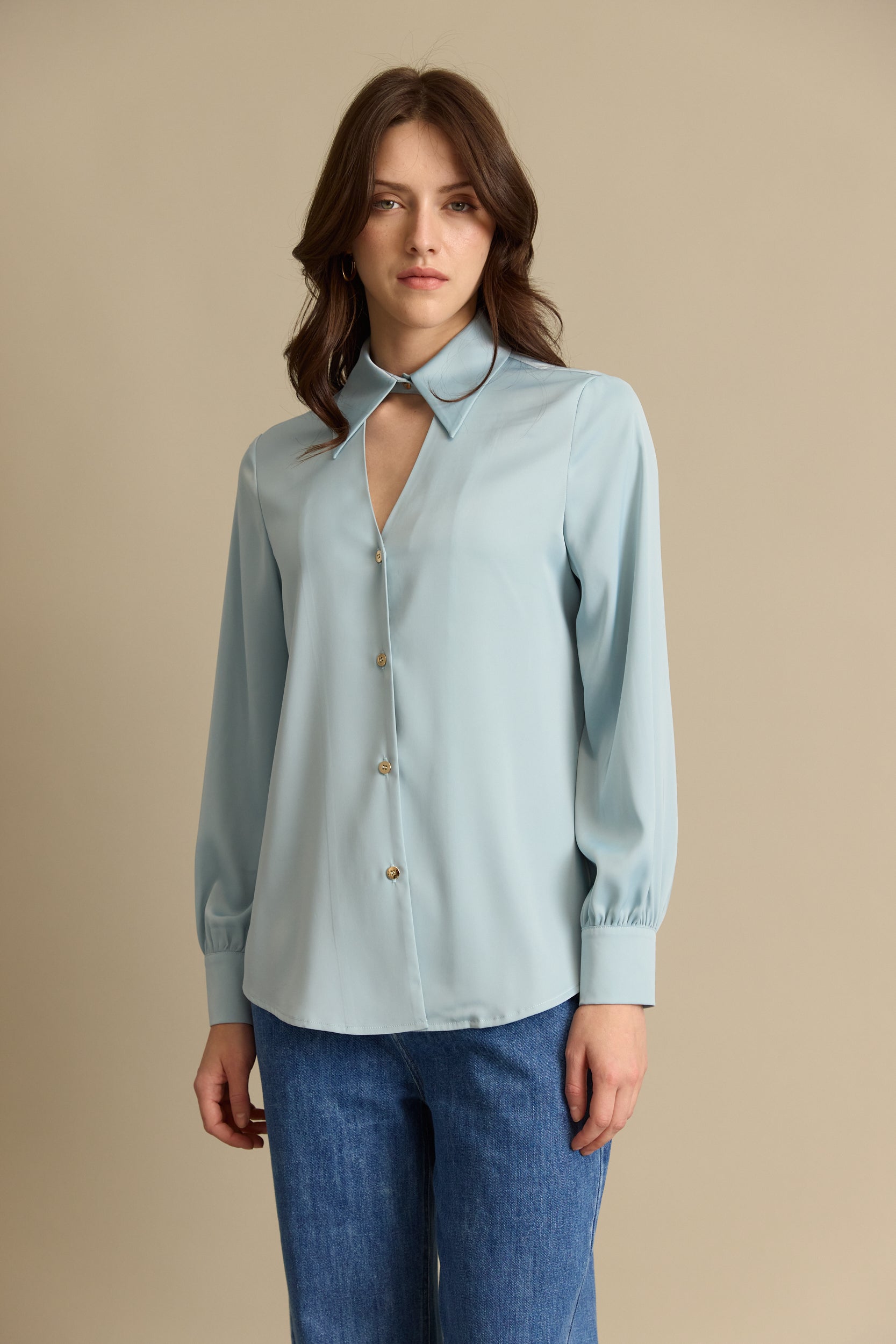 חולצת לין צוארון פתח עליו