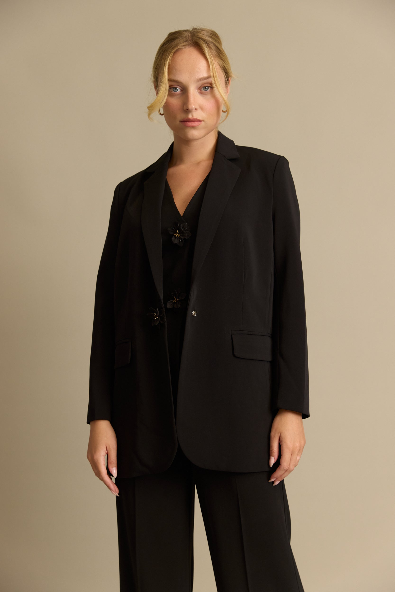 בלייזר מחוייט כפתור פרח