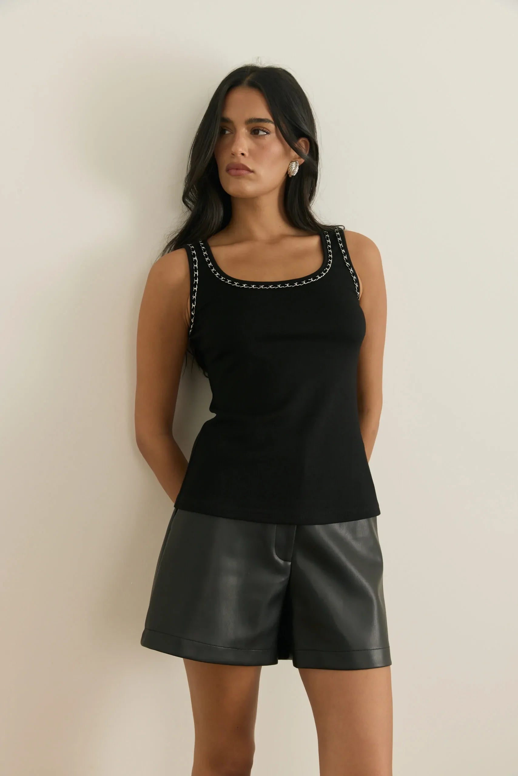 גופיה גימור שרשרת במחשוף