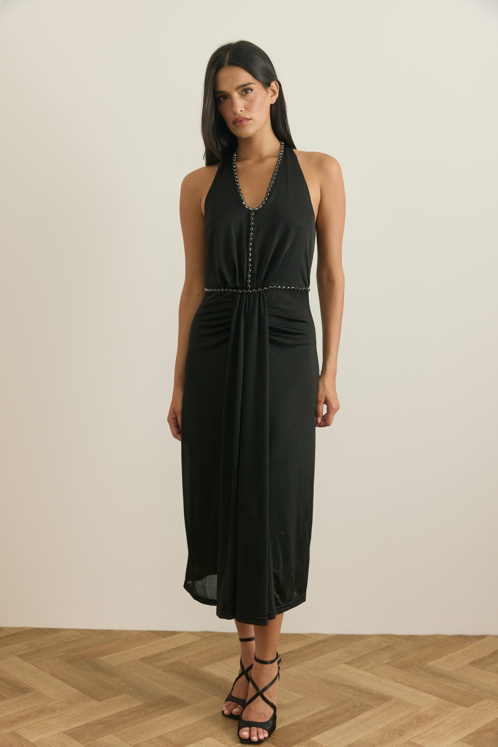 שמלה מחשוף אבנים