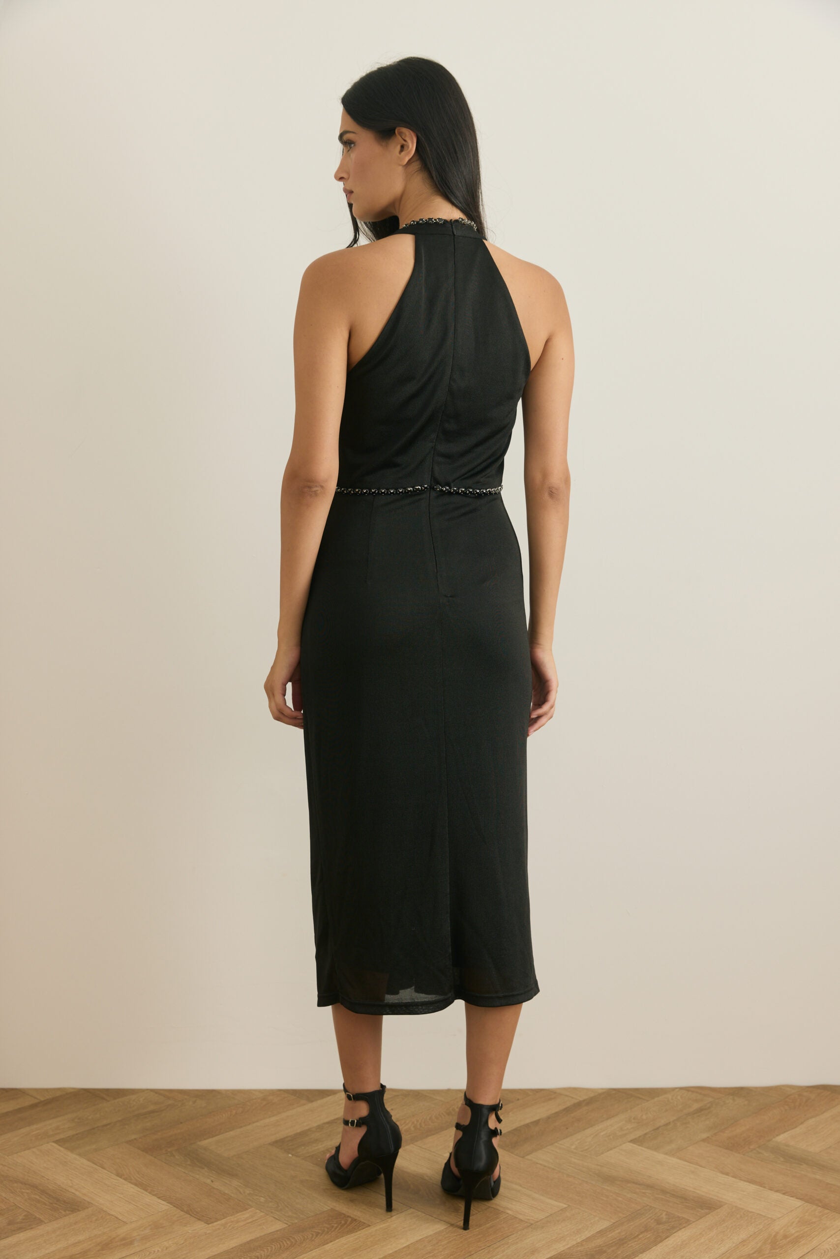 שמלה מחשוף אבנים