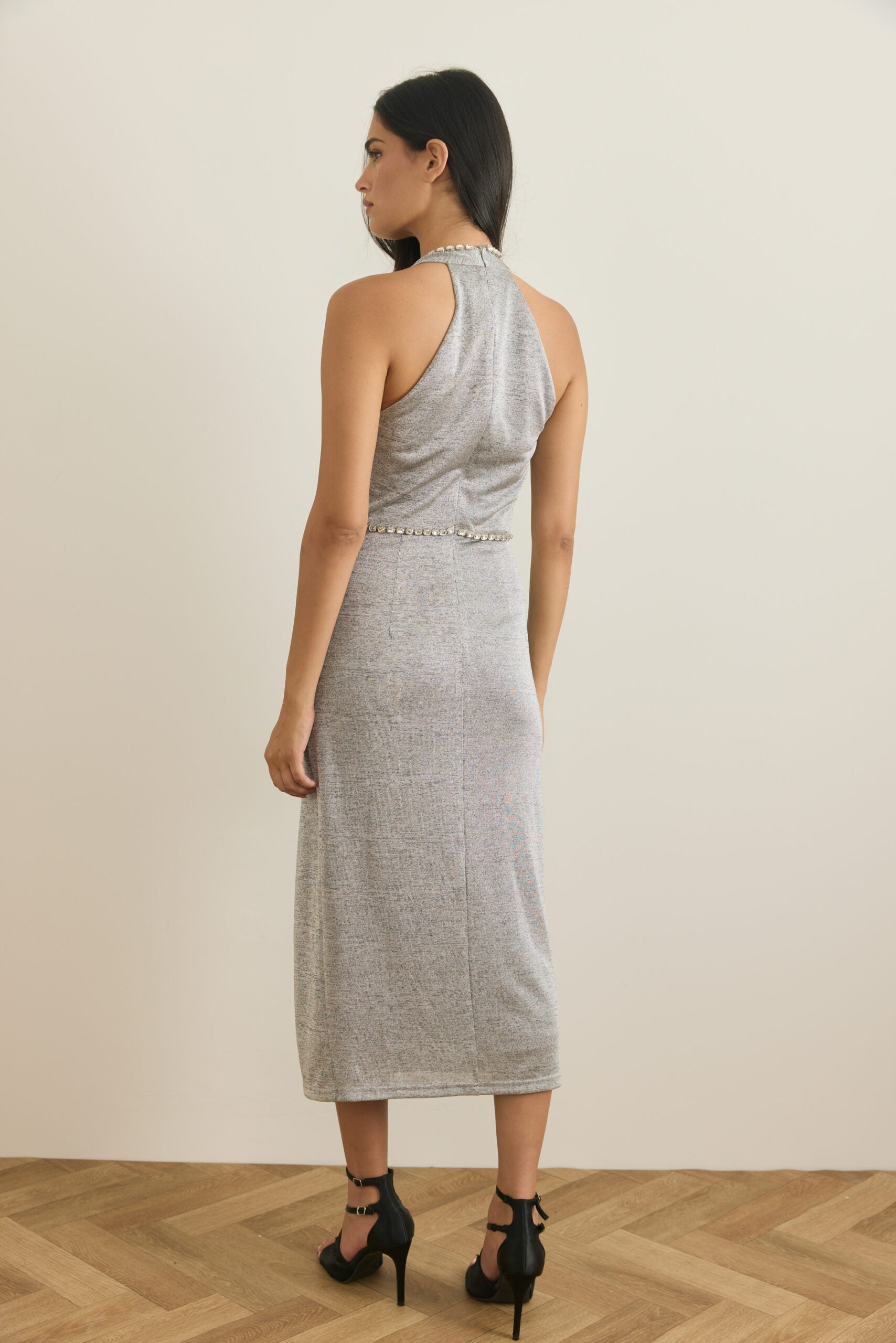 שמלה מחשוף אבנים