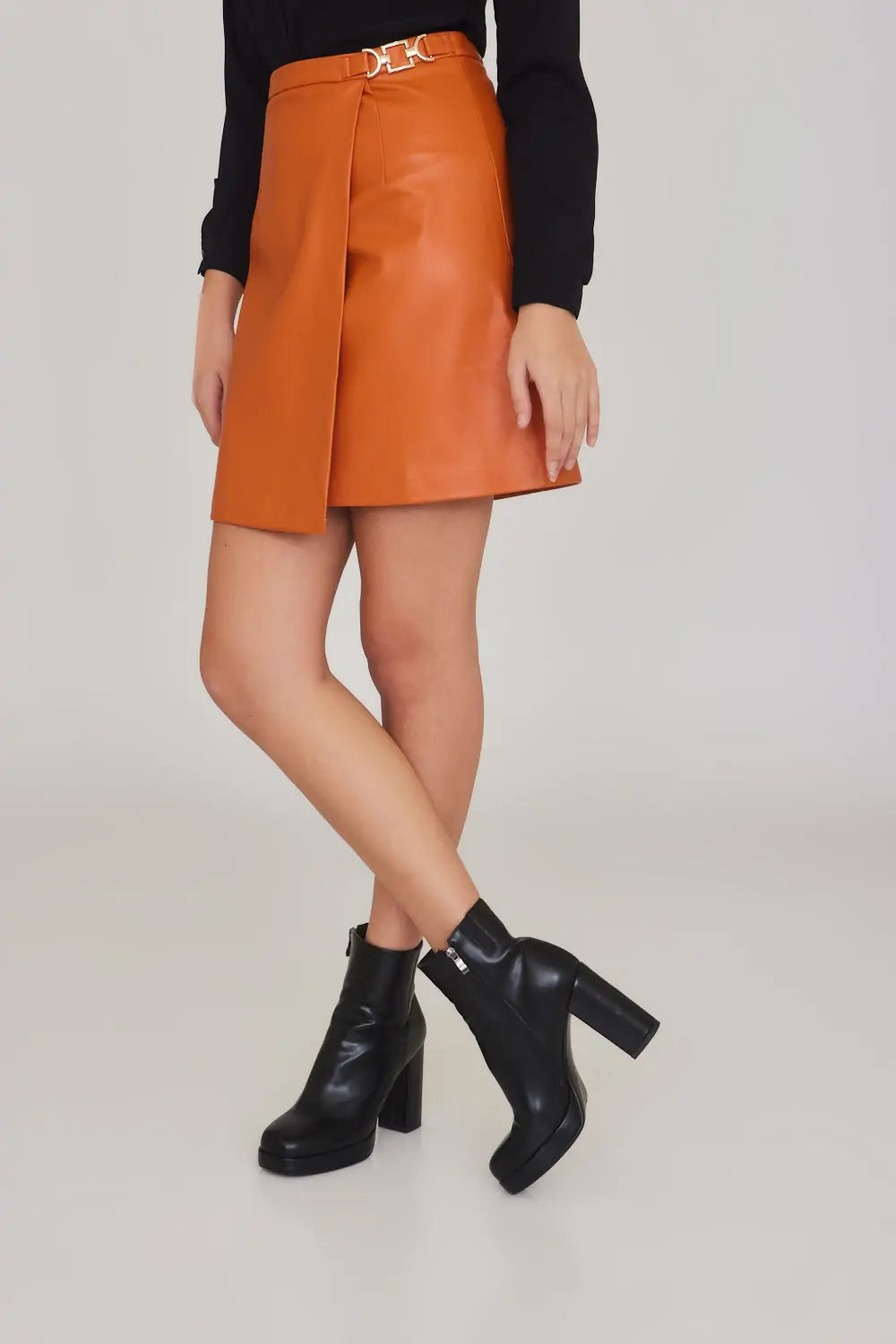 חצאית דמוי עור אבזם