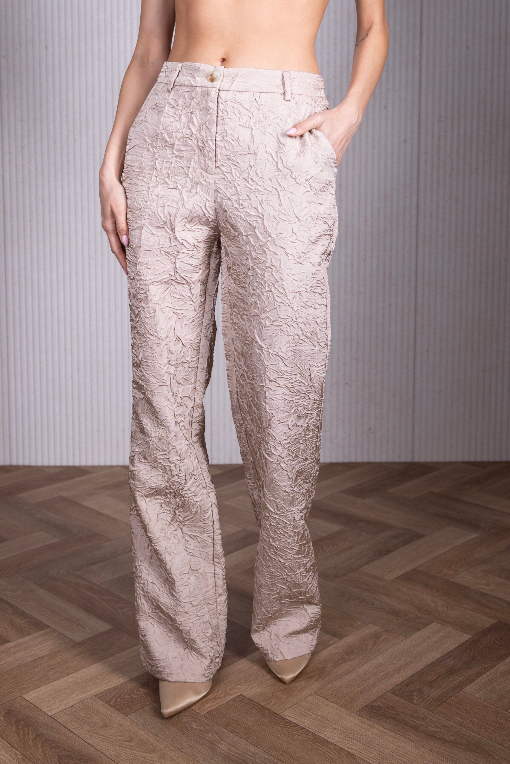 מכנסיים מקומטות מתרחבות