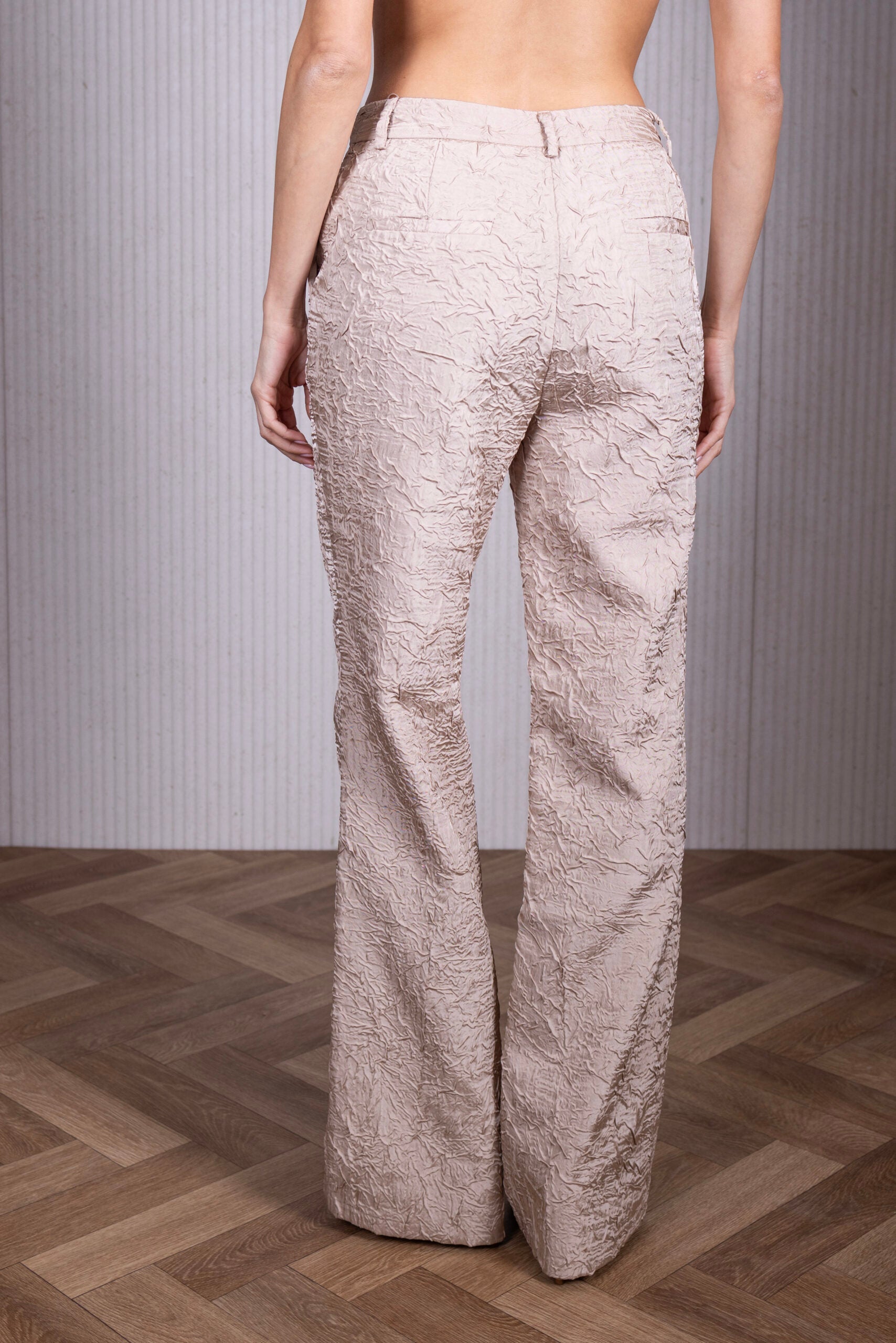 מכנסיים מקומטות מתרחבות