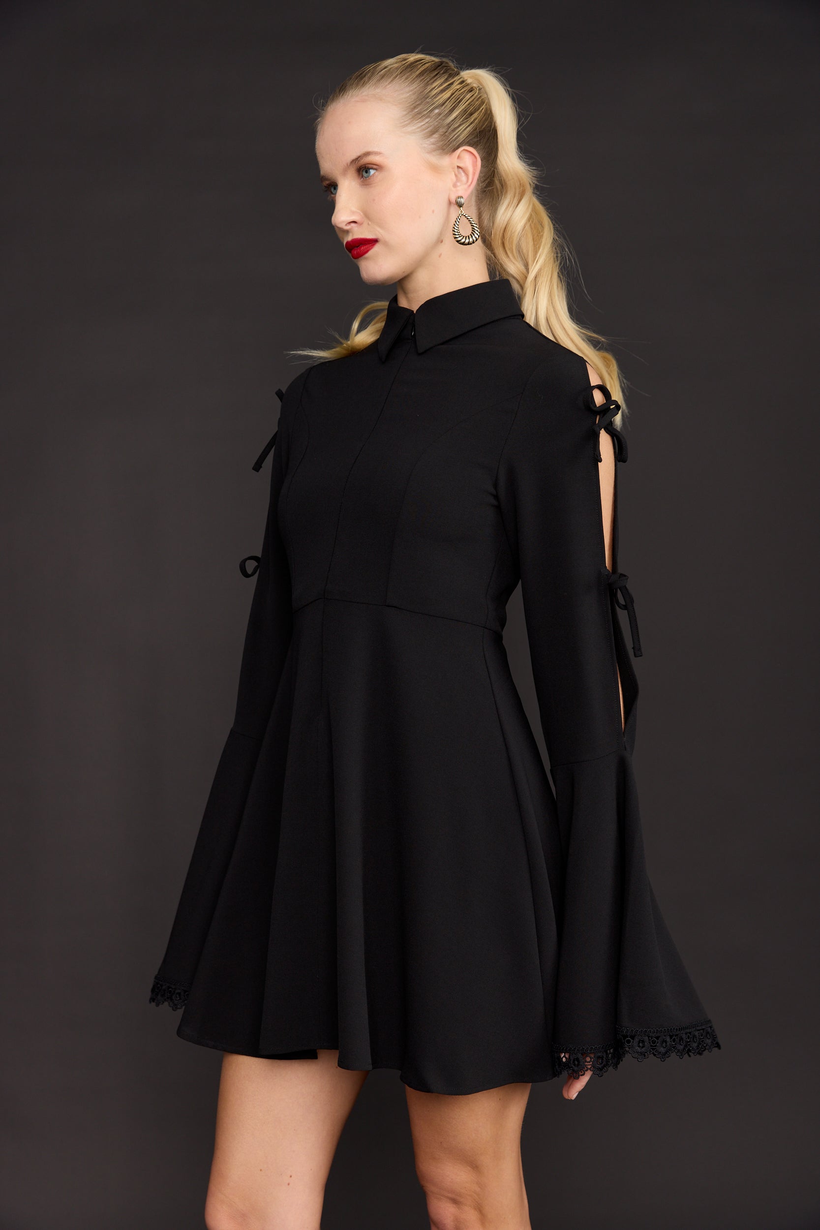 שמלת קצרה שרוולים מתרחבים