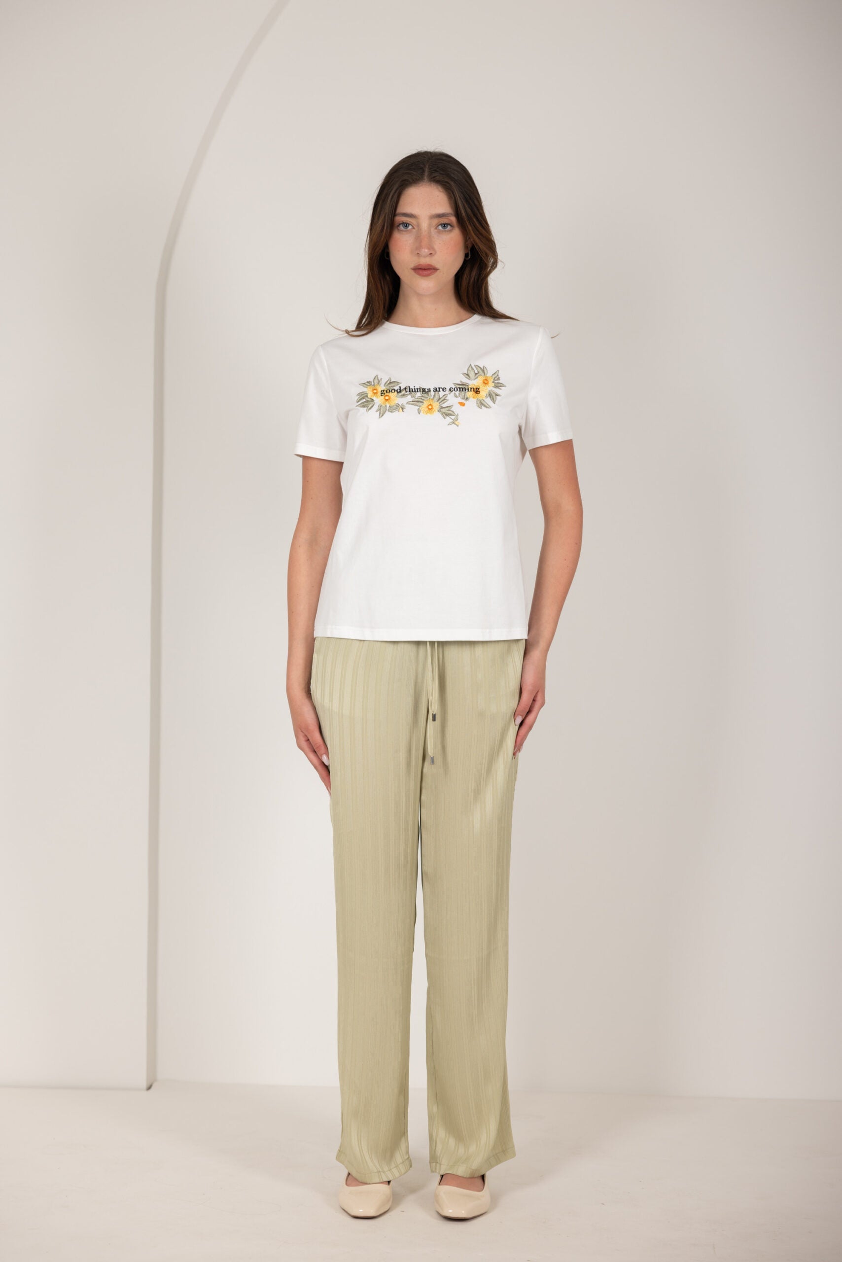 טי שירט רקמת פרחים וכיתוב