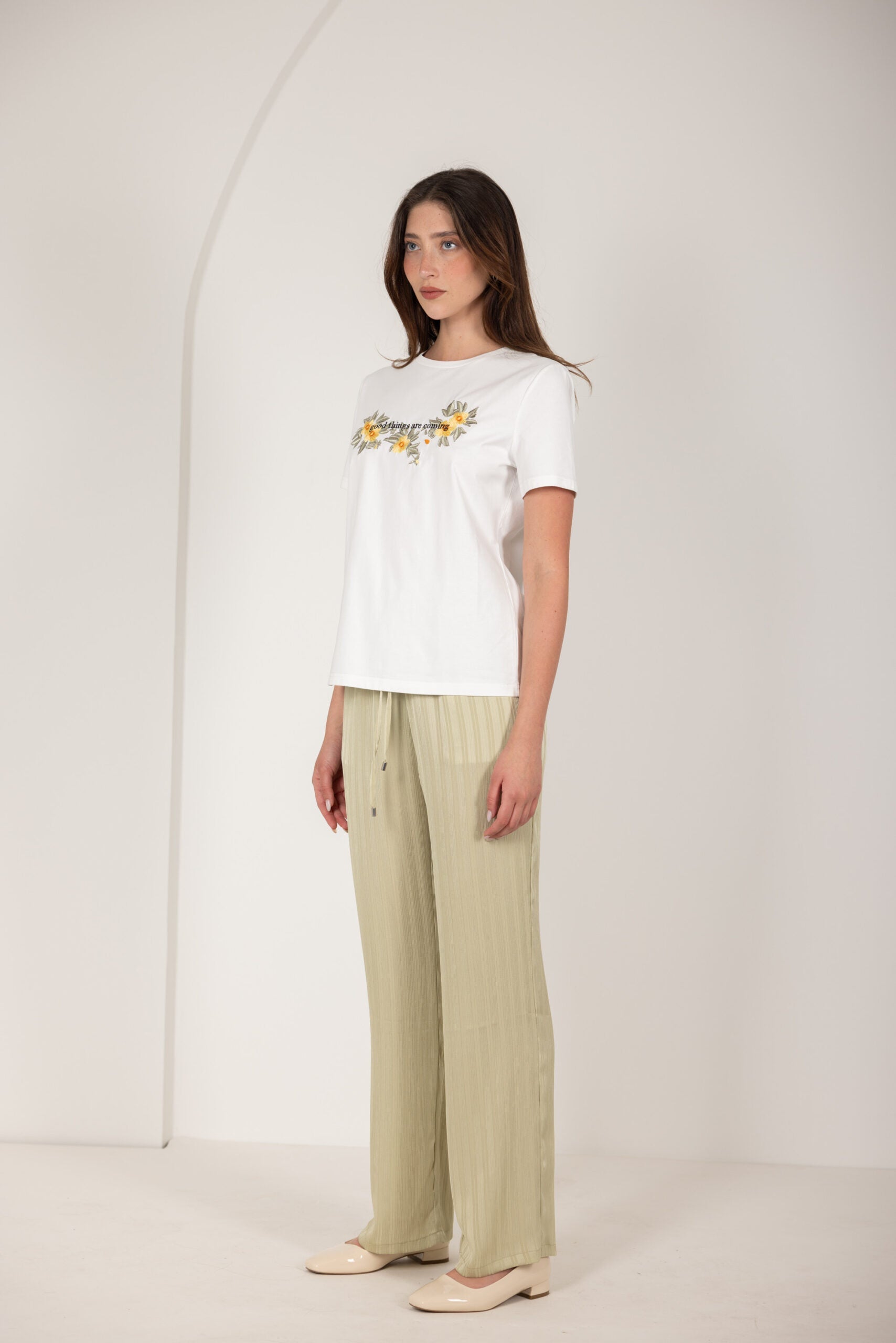 טי שירט רקמת פרחים וכיתוב