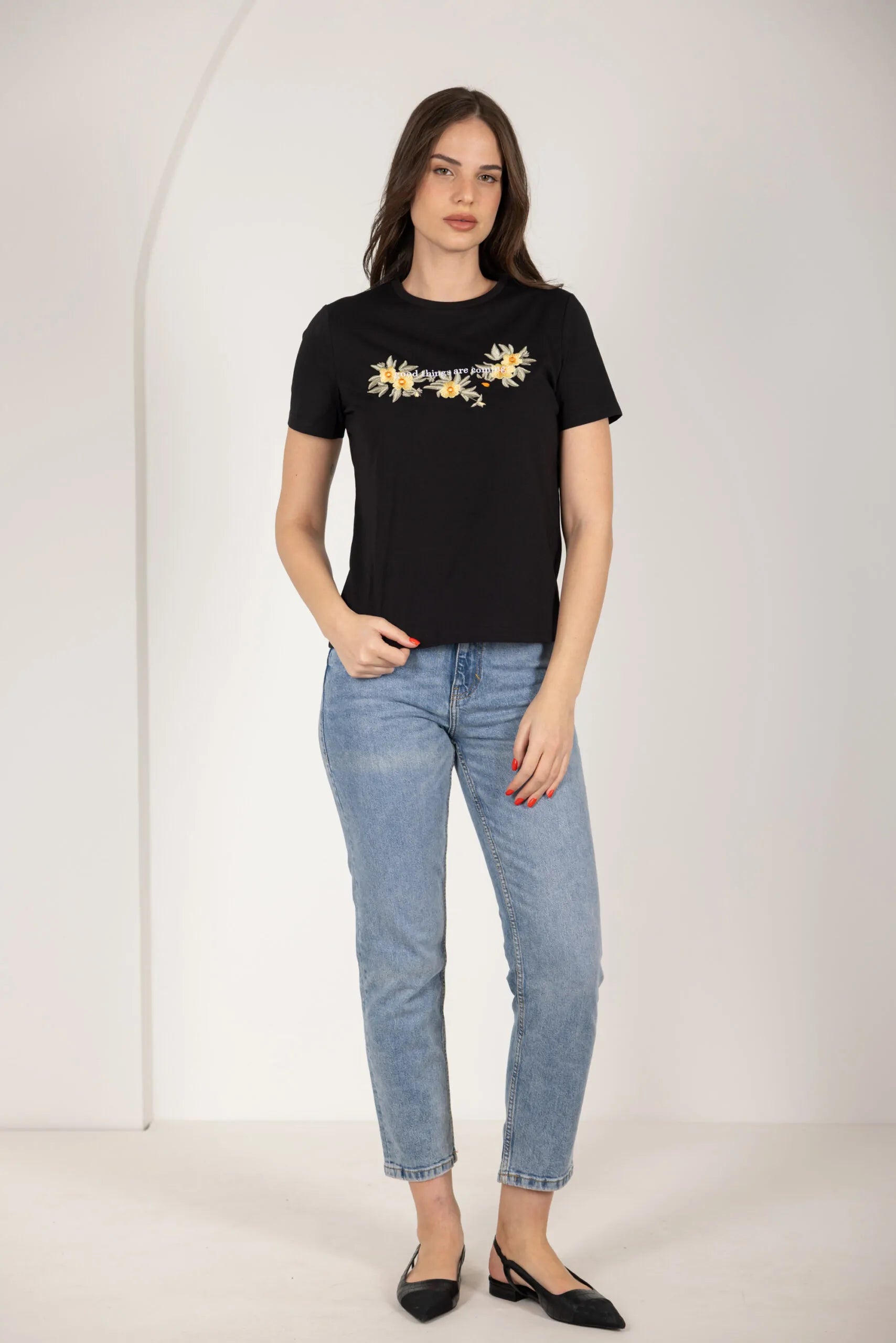 טי שירט רקמת פרחים וכיתוב