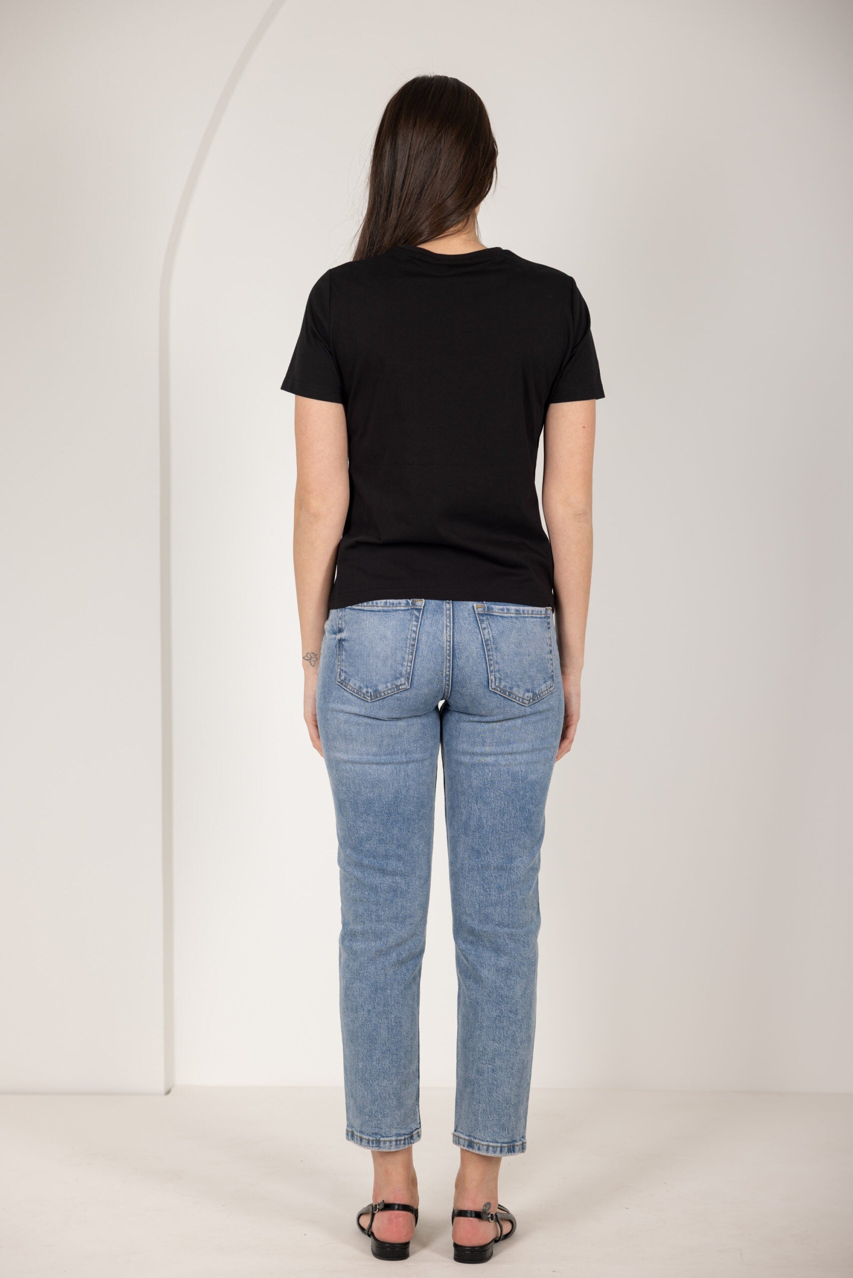 טי שירט רקמת פרחים וכיתוב