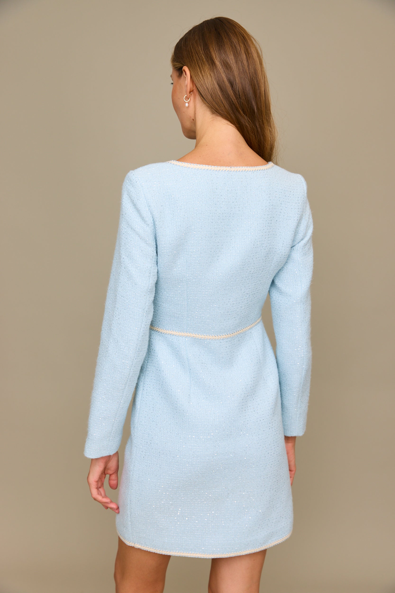 שמלת מחוייטת מחשוף עגול