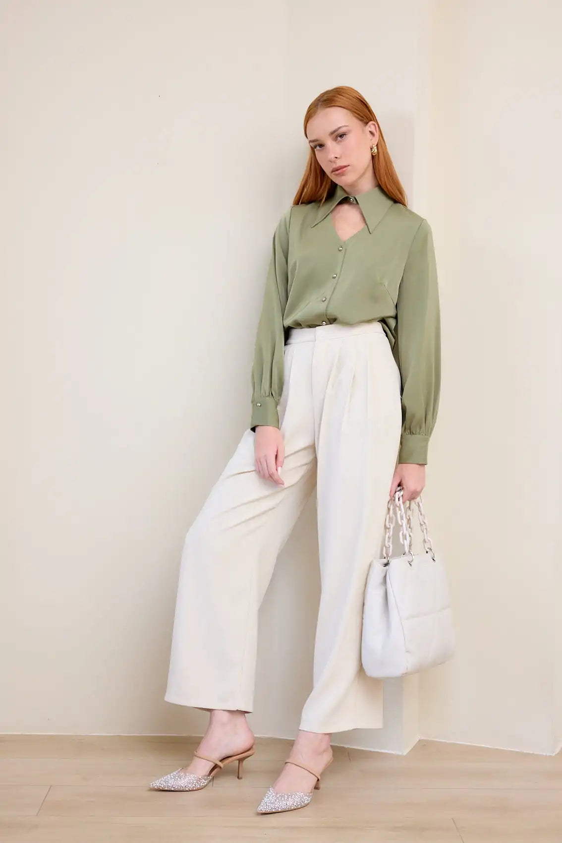 חולצת כפתורים עם מחשוף